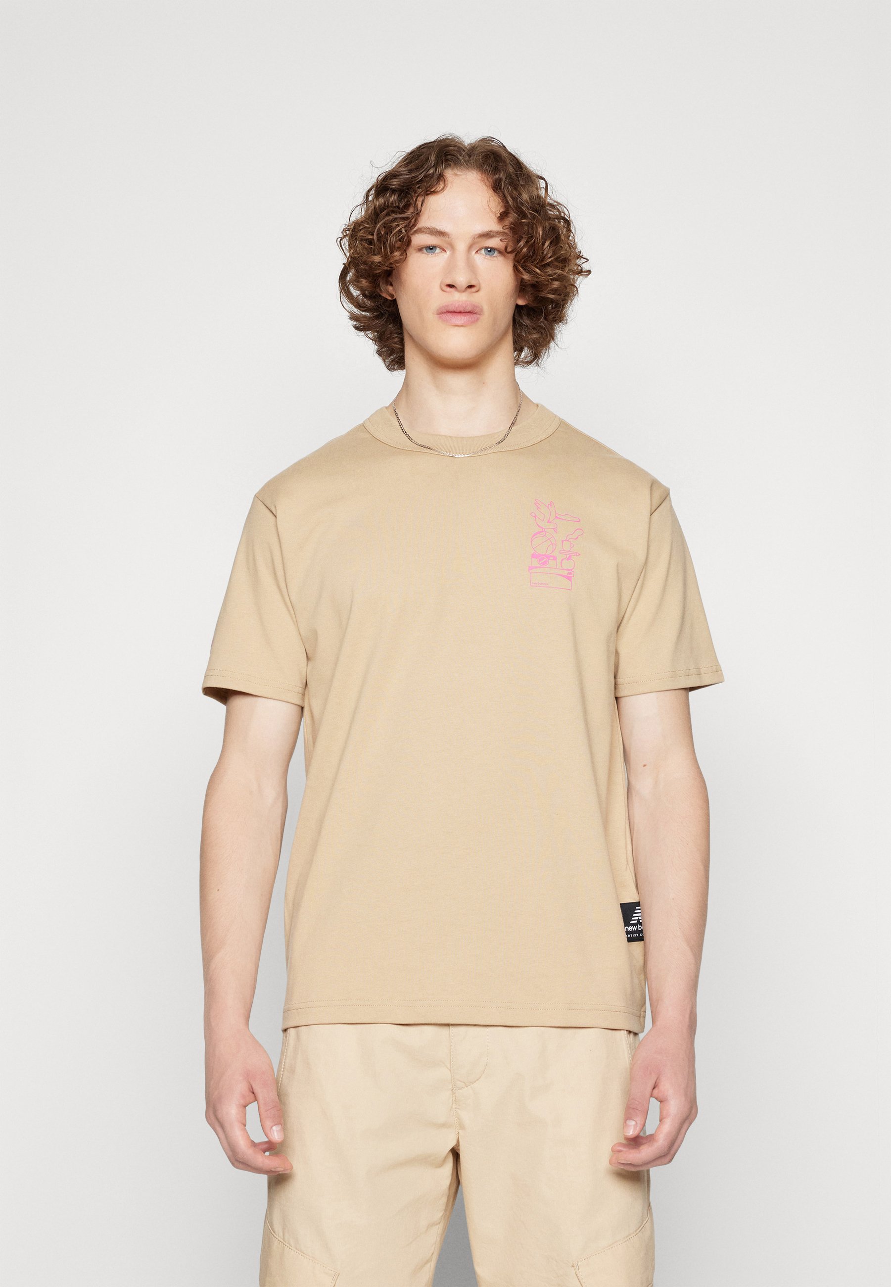 NB ATHLETICS ARON LEAH STACK - Print T-shirt - incense/ochre