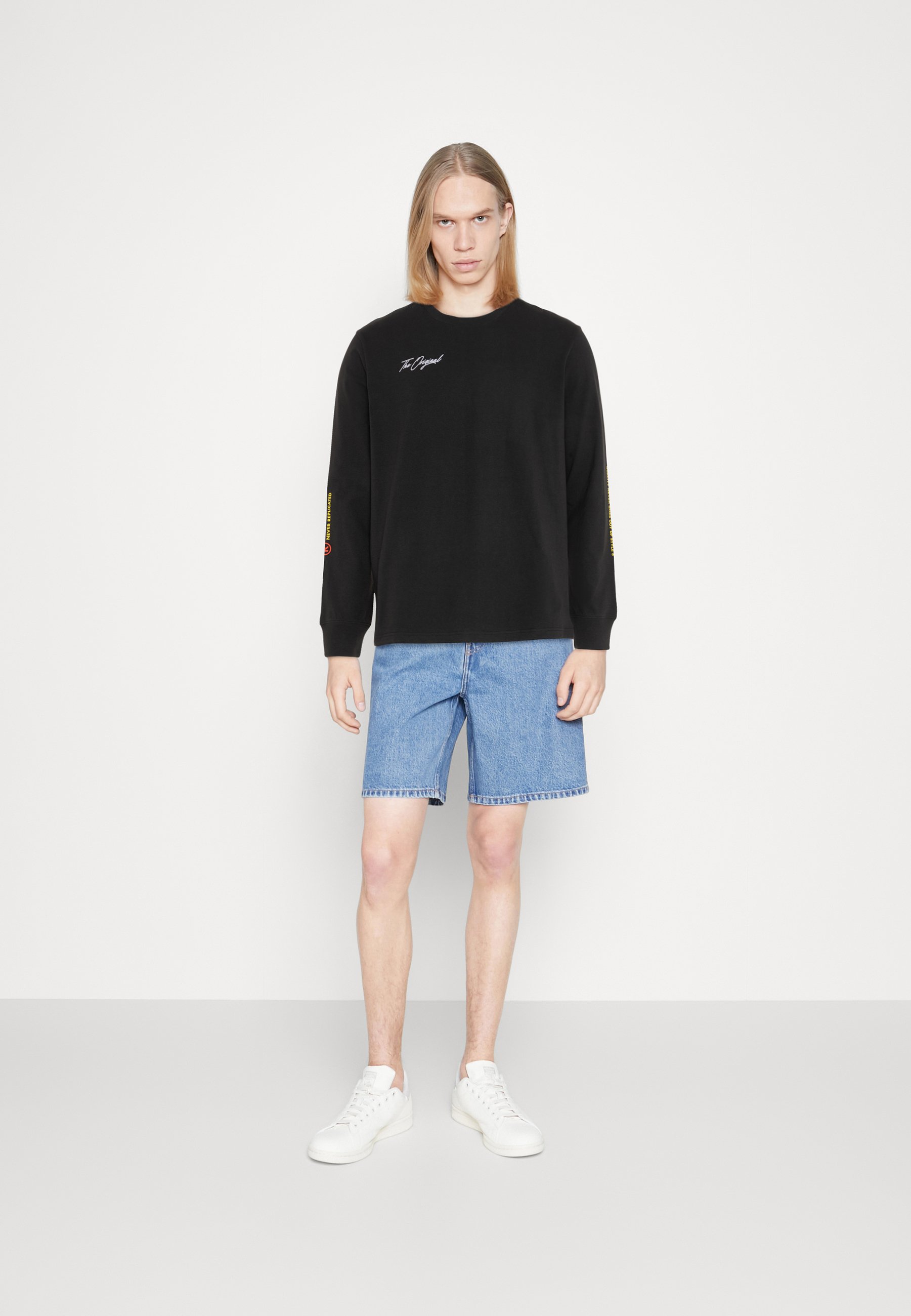 Levi's® RELAXED GRAPHIC TEE - Long sleeved top - black/mottled black/black