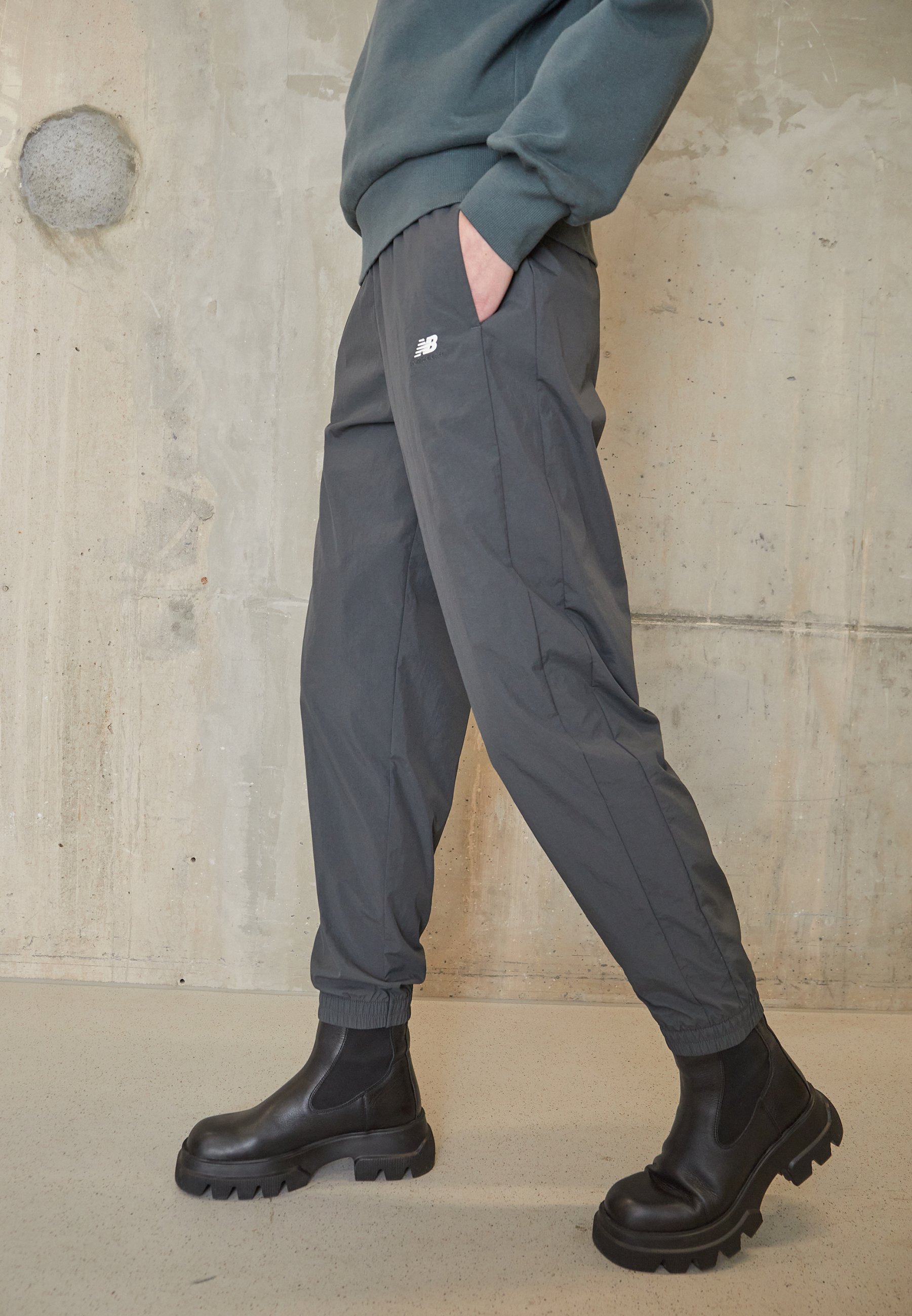 NB ATHLETICS REMASTERED PANT - Tracksuit bottoms - black