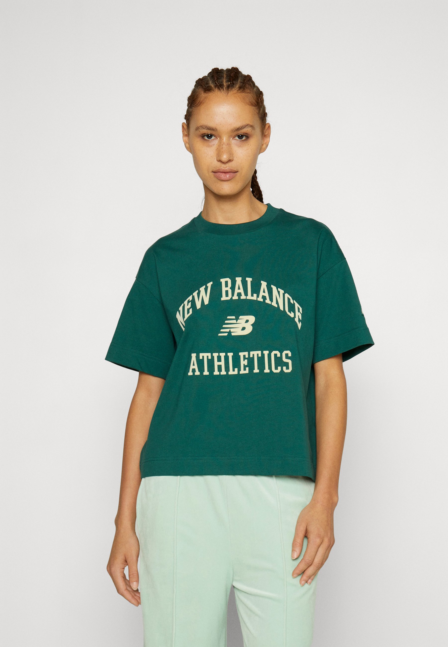 NB ATHLETICS VARSITY BOXY  - Print T-shirt - nightwatch green/dark green