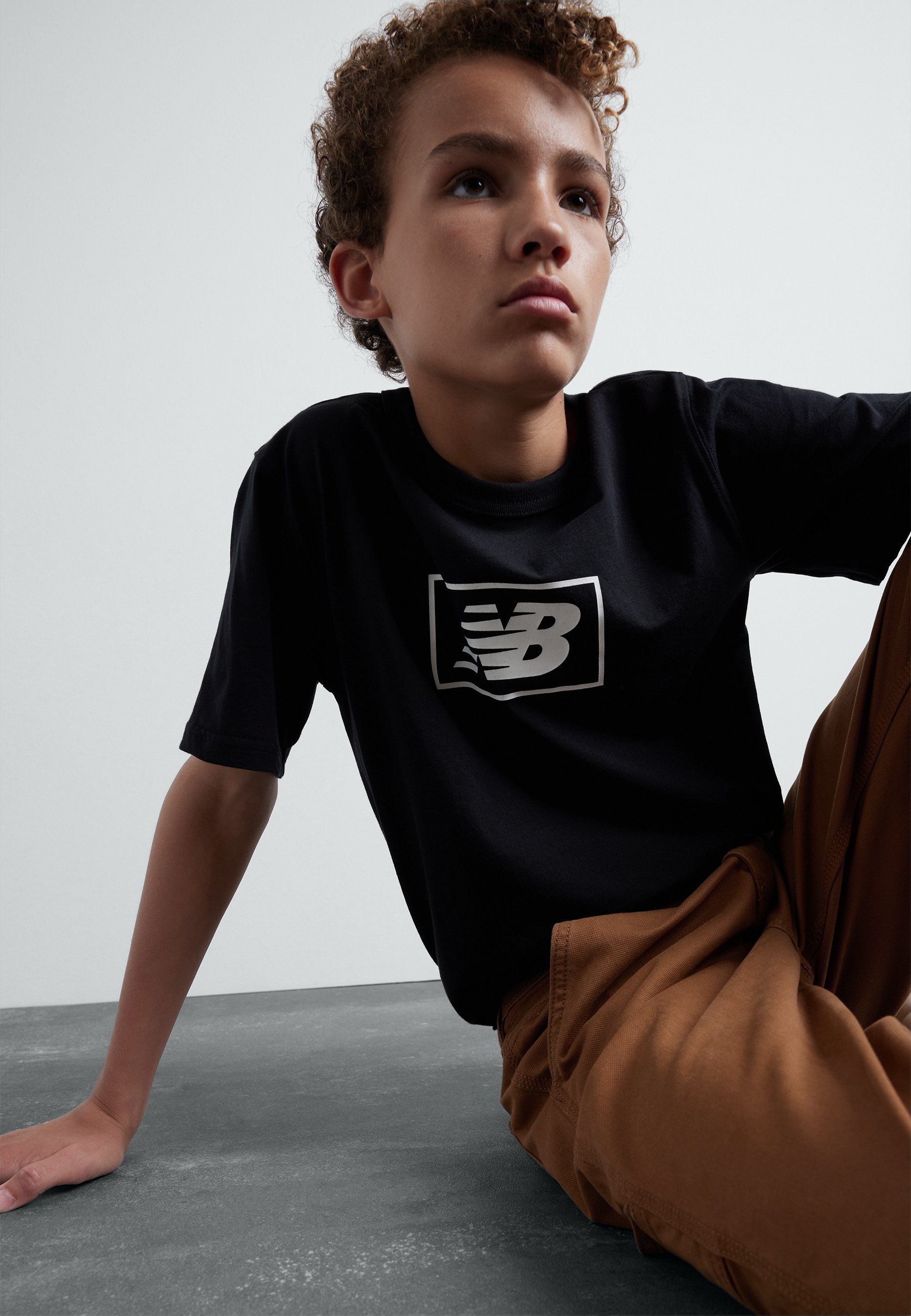 NB ESSENTIALS LOGO UNISEX - Print T-shirt - black/black