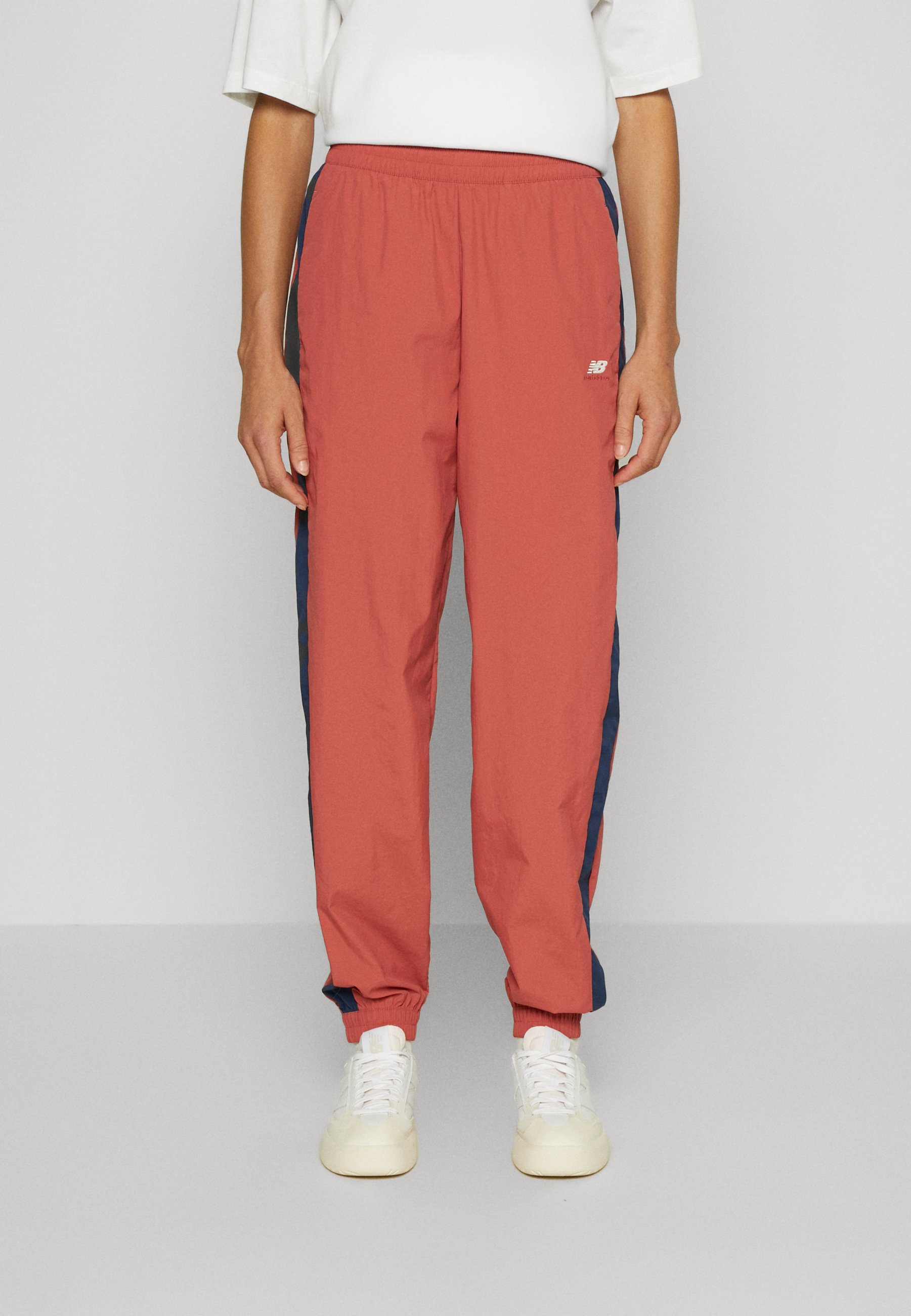 NB ATHLETICS REMASTERED PANT - Tracksuit bottoms - astro dust/dark red