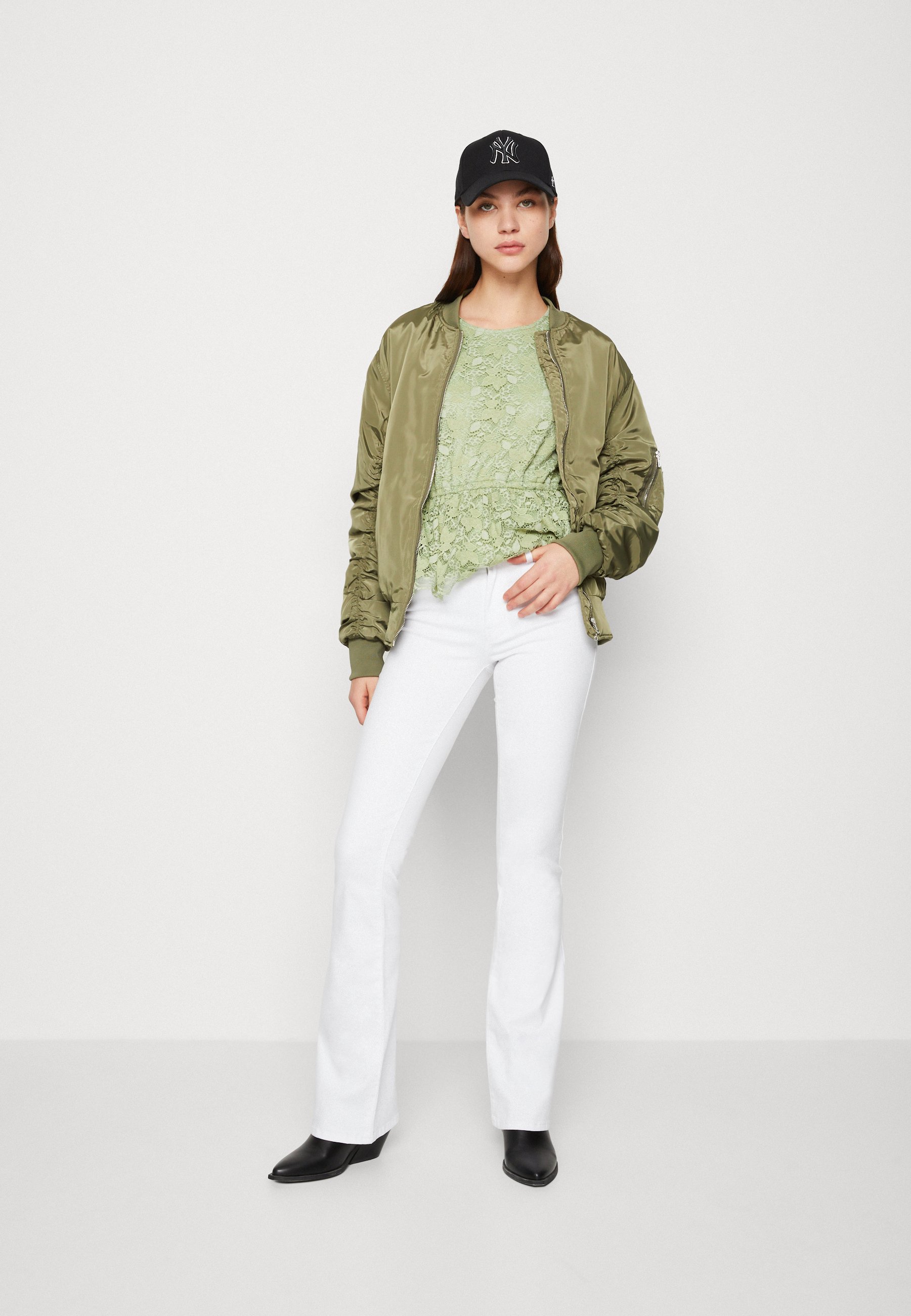 ONLY ONLBLUSH MID - Flared Jeans - white