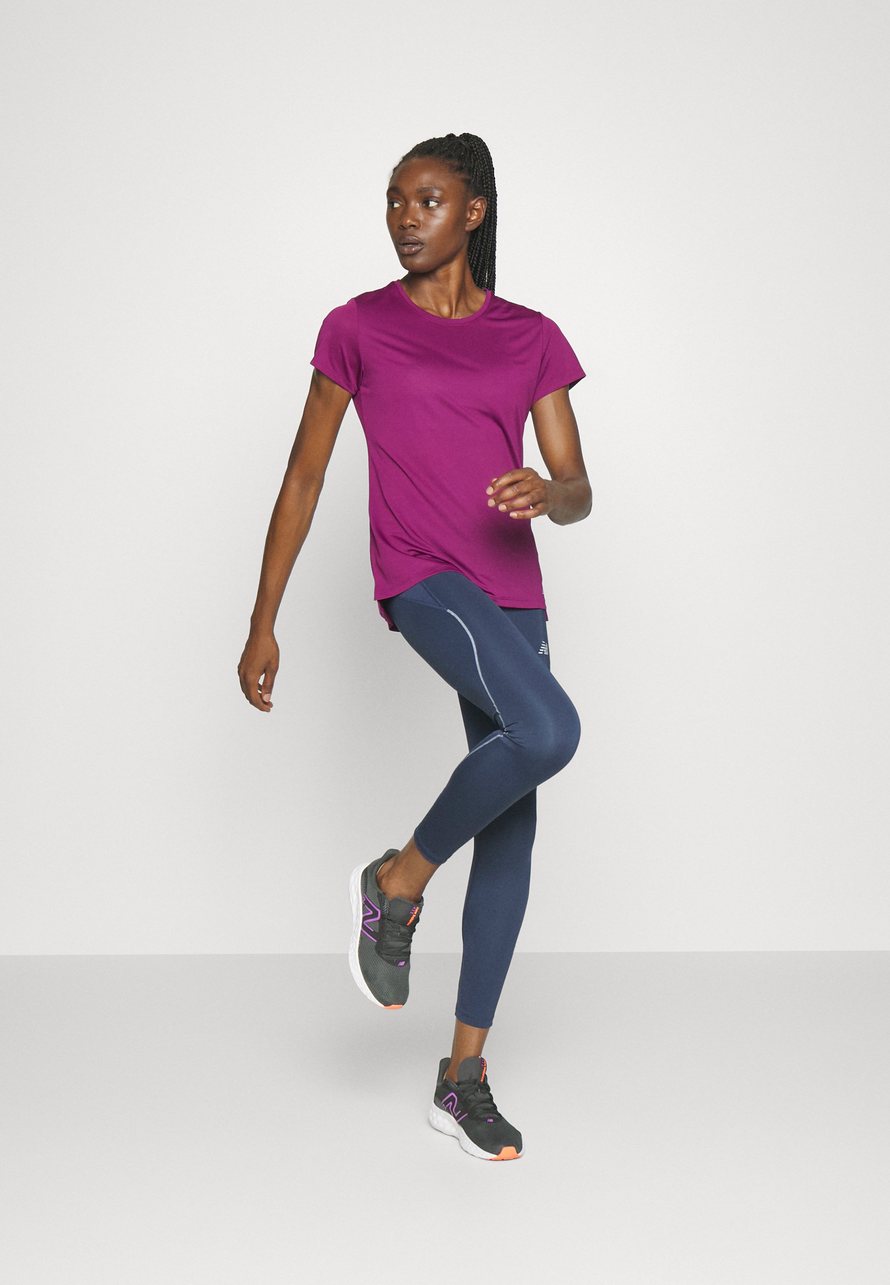 NB CORE RUN SHORT SLEEVE - Sports T-shirt - currant/purple