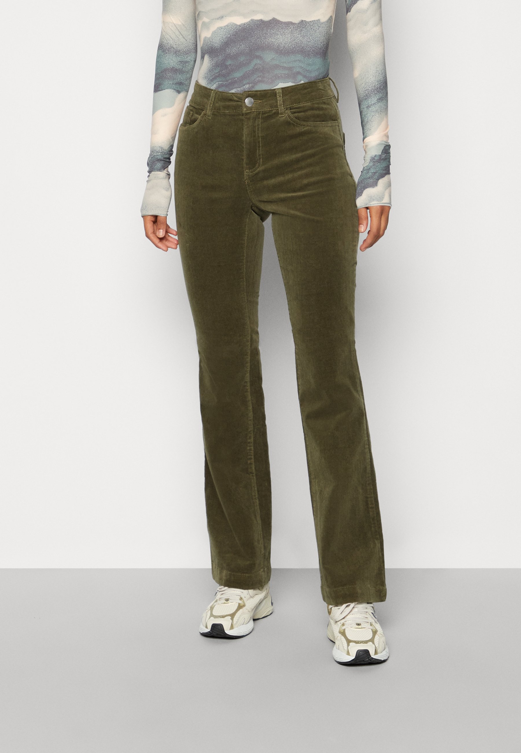 Vero Moda VMPEACHY - Trousers - ivy green/khaki