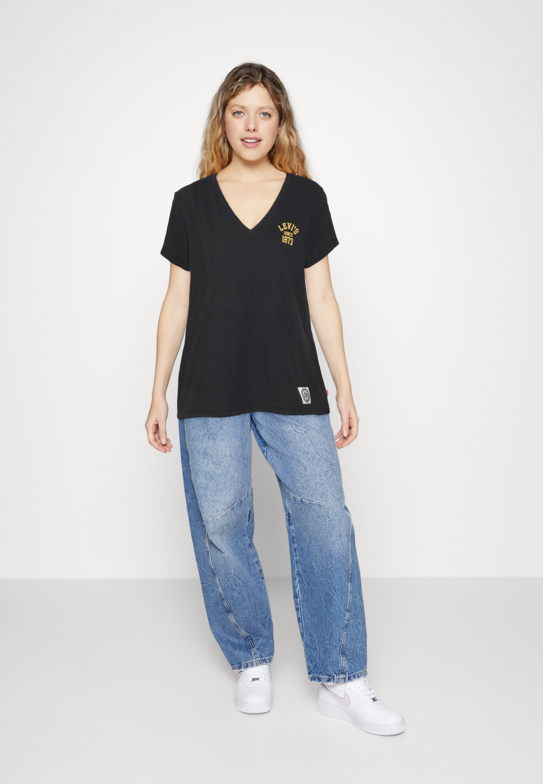 Levi's® GRAPHIC PERFECT VNECK - Basic T-shirt - black