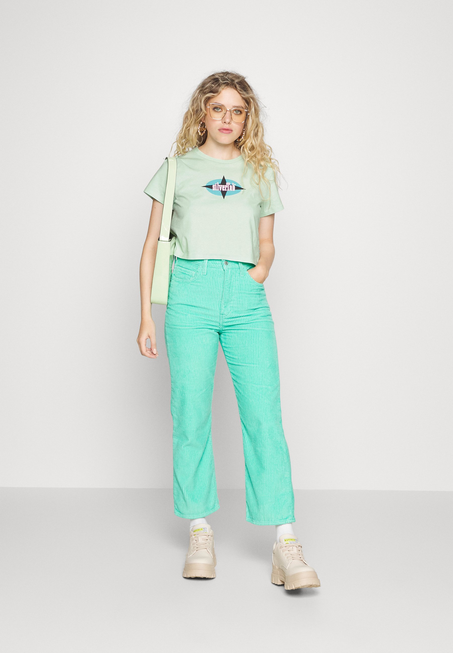 Levi's® CROPPED JORDIE TEE - Print T-shirt - dusty aqua/blue