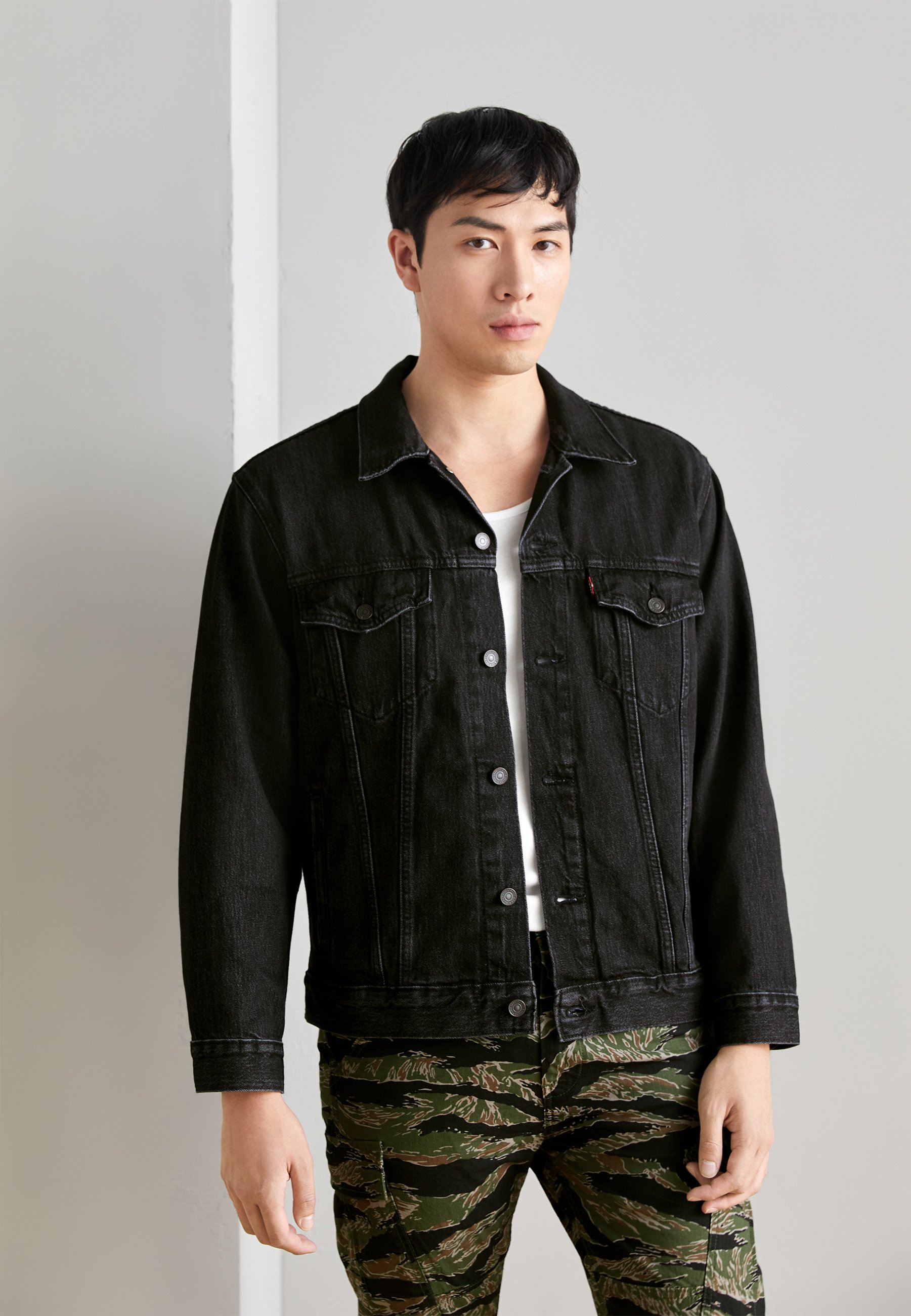 Levi's® NEW RELAXED FIT TRUCKER - Denim jacket - black denim