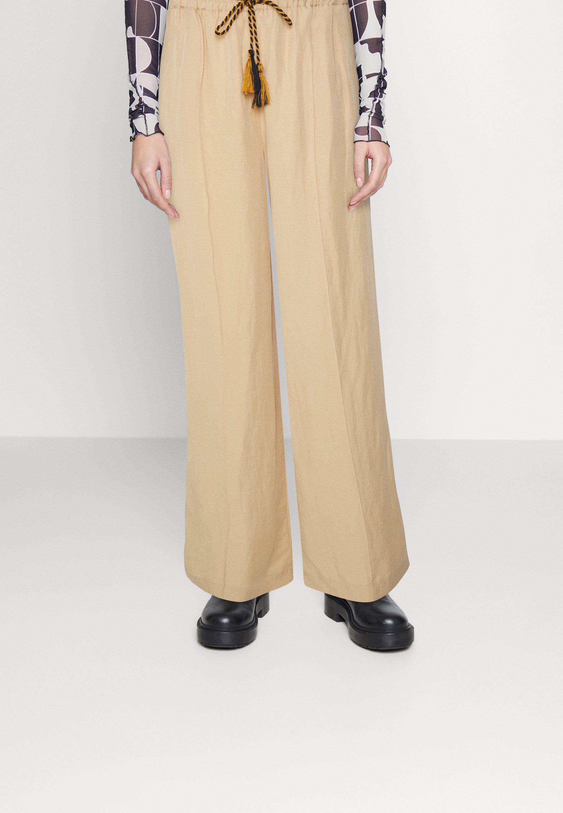 Scotch & Soda THE HOPE HIGH RISE WIDE LEG PANTS - Trousers - soft sand/sand