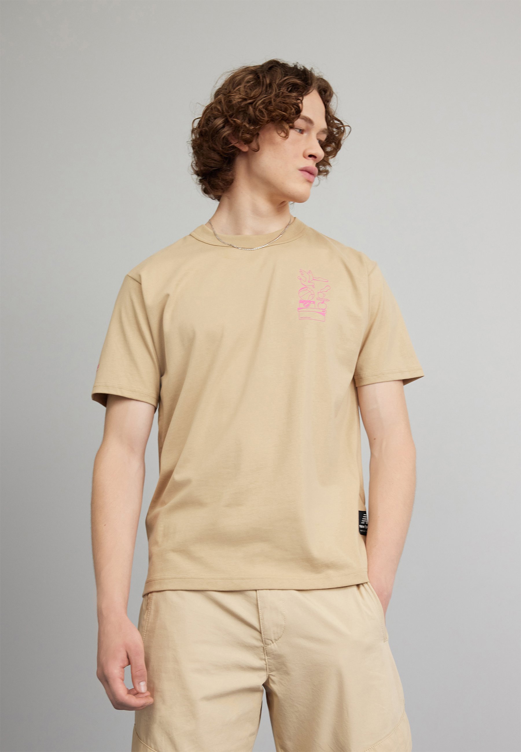 NB ATHLETICS ARON LEAH STACK - Print T-shirt - incense/ochre
