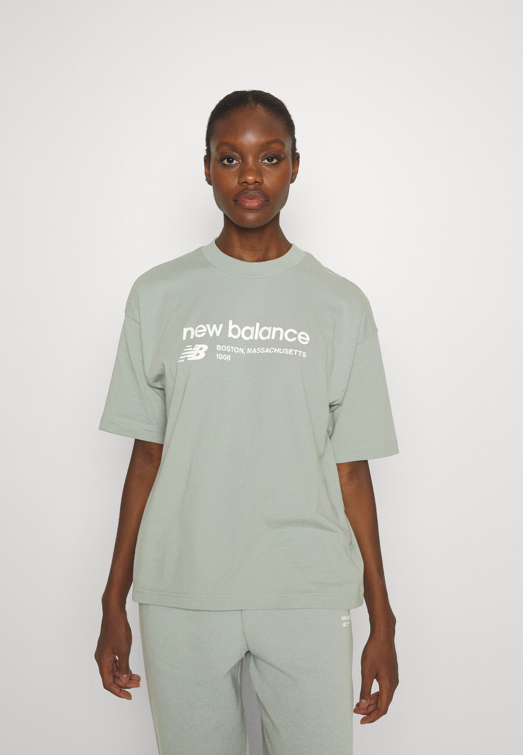 NB LINEAR HERITAGE OVERSIZED - Print T-shirt - juniper/grey