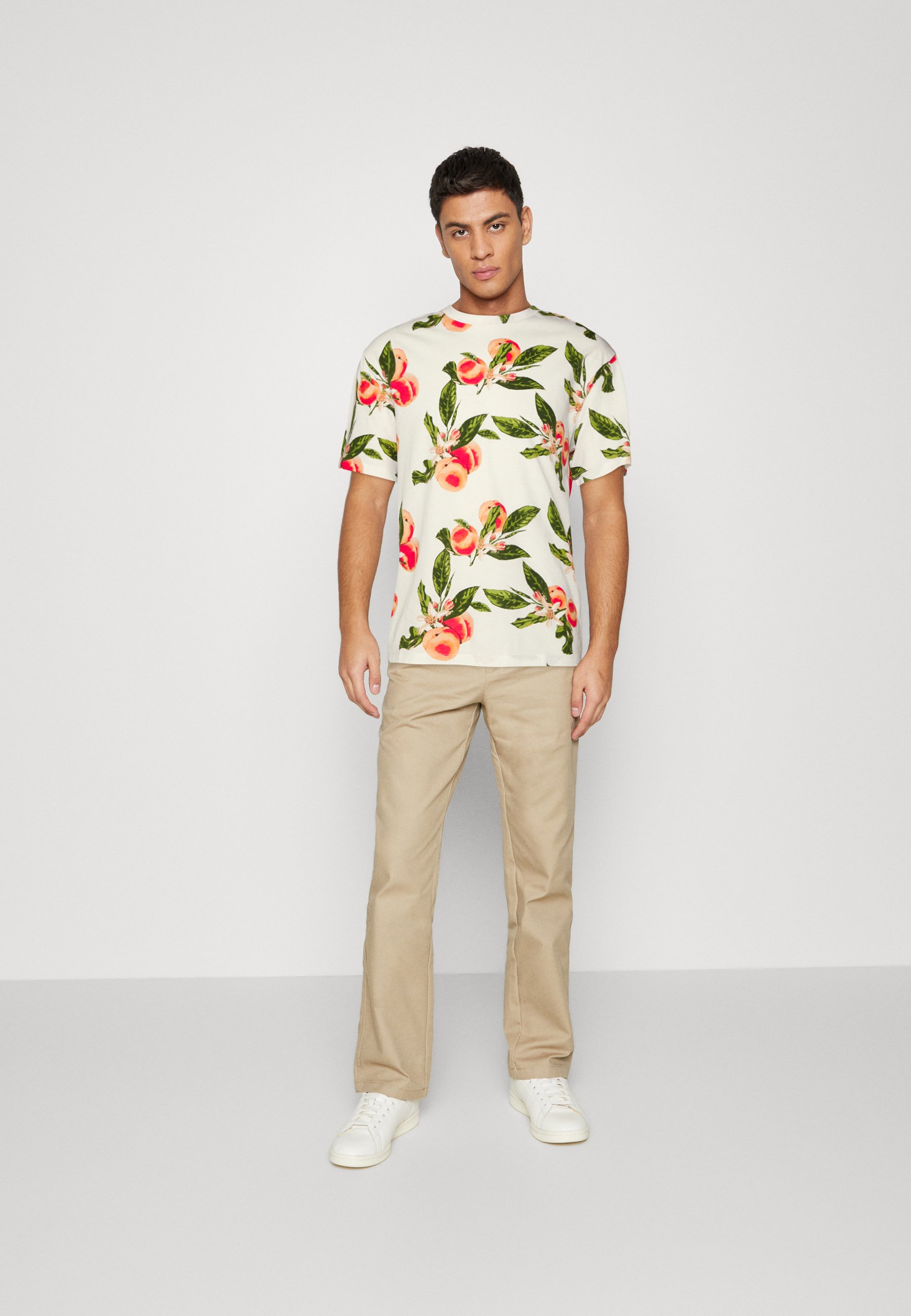 Jack &Jones JORFLORES AOP SS CREW NECK SN - Print T-shirt - cloud dancer/off-white