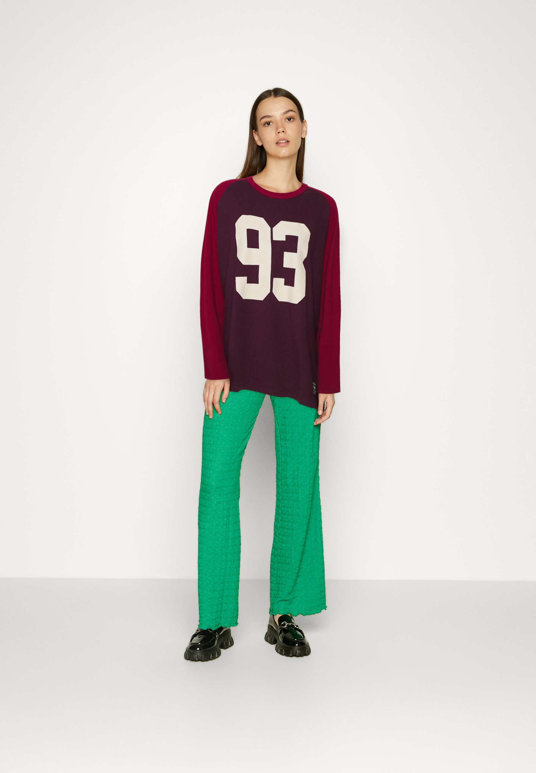 Levi's® GRAPHIC WAY BACK TEE - Long sleeved top - forest plum/beet red/red
