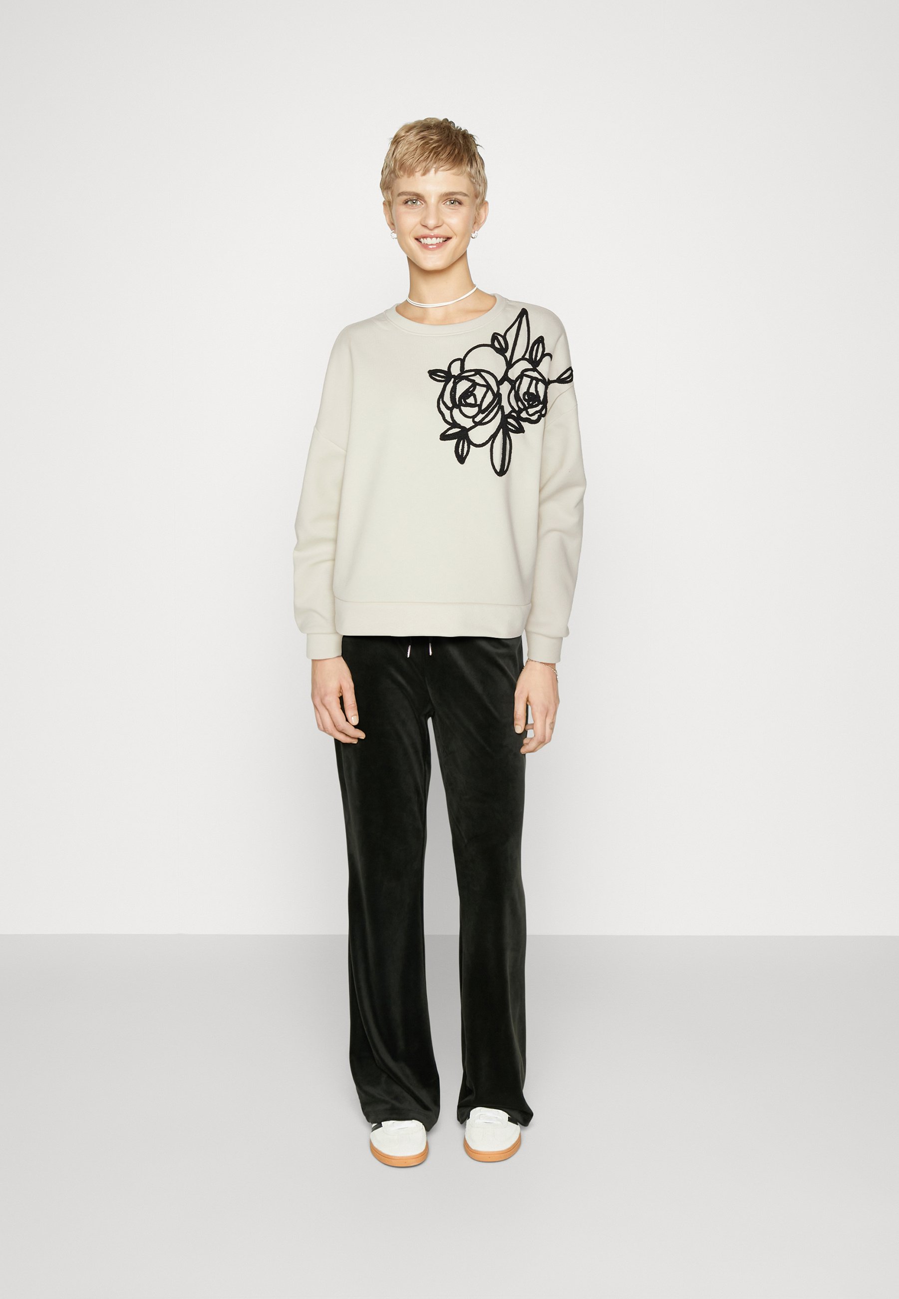 Vero Moda VMEMMA EMBROIDERY - Sweatshirt - birch/black/off-white