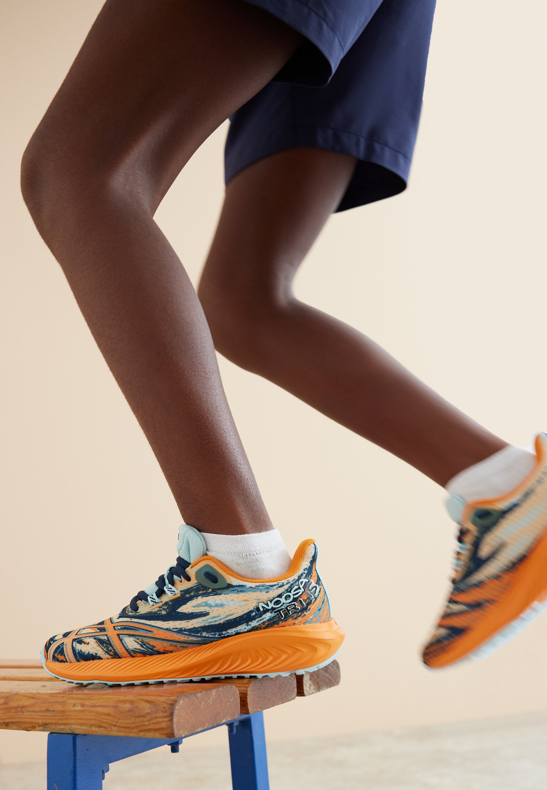 ASICS GEL-NOOSA TRI 15 UNISEX - Neutral running shoes - apricot crush/bright orange/orange