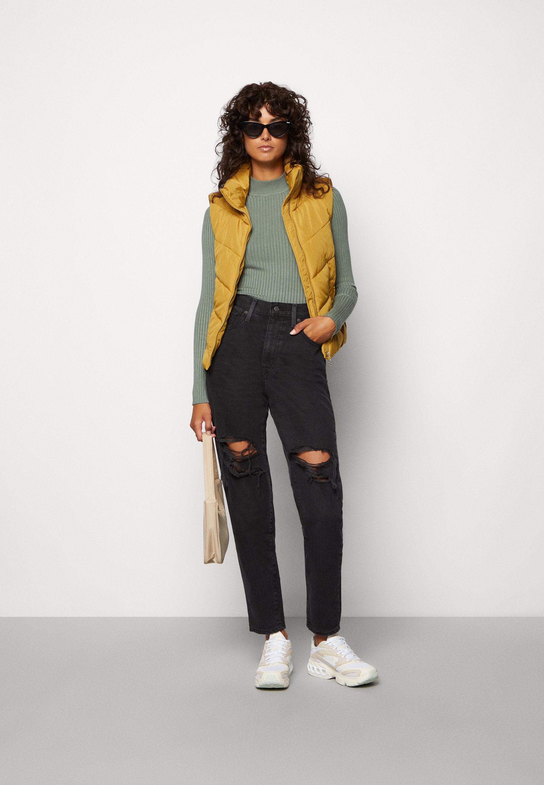 Levi's® HIGH WAISTED MOM - Jeans Tapered Fit - black/destroyed denim