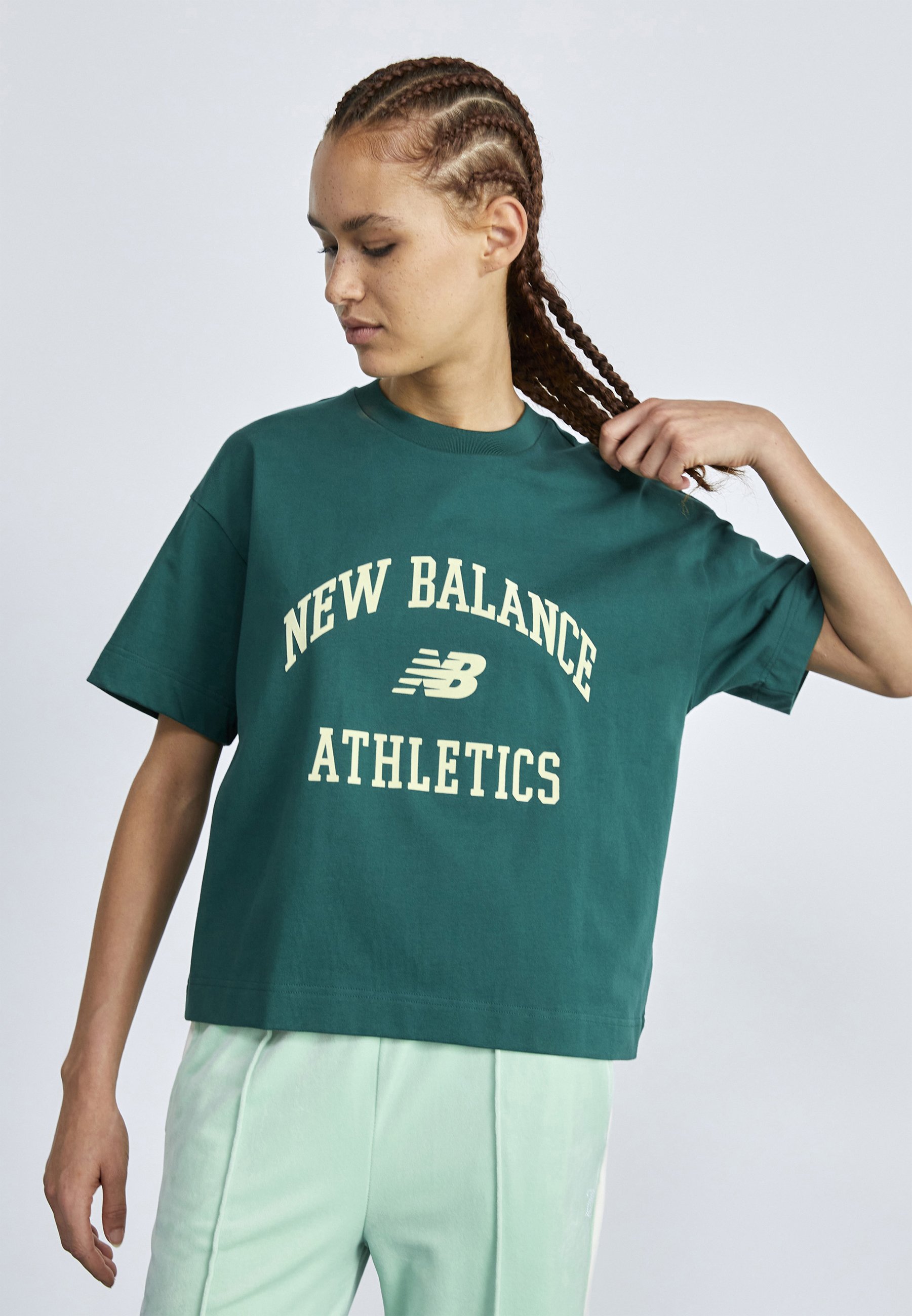 NB ATHLETICS VARSITY BOXY  - Print T-shirt - nightwatch green/dark green