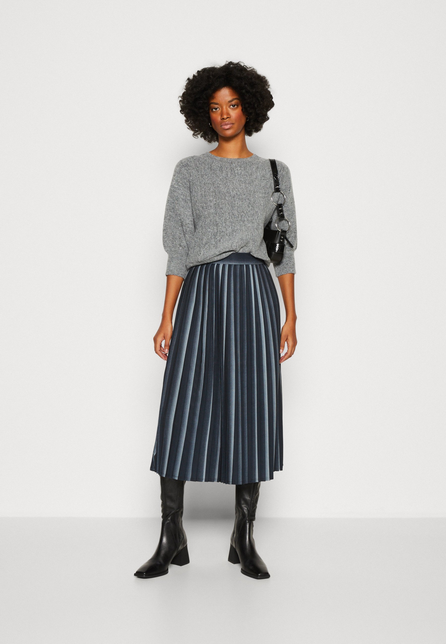 Vero Moda VMMORTICIA SCHOOL CALF PLEAT SKIRT - Pleated skirt - black