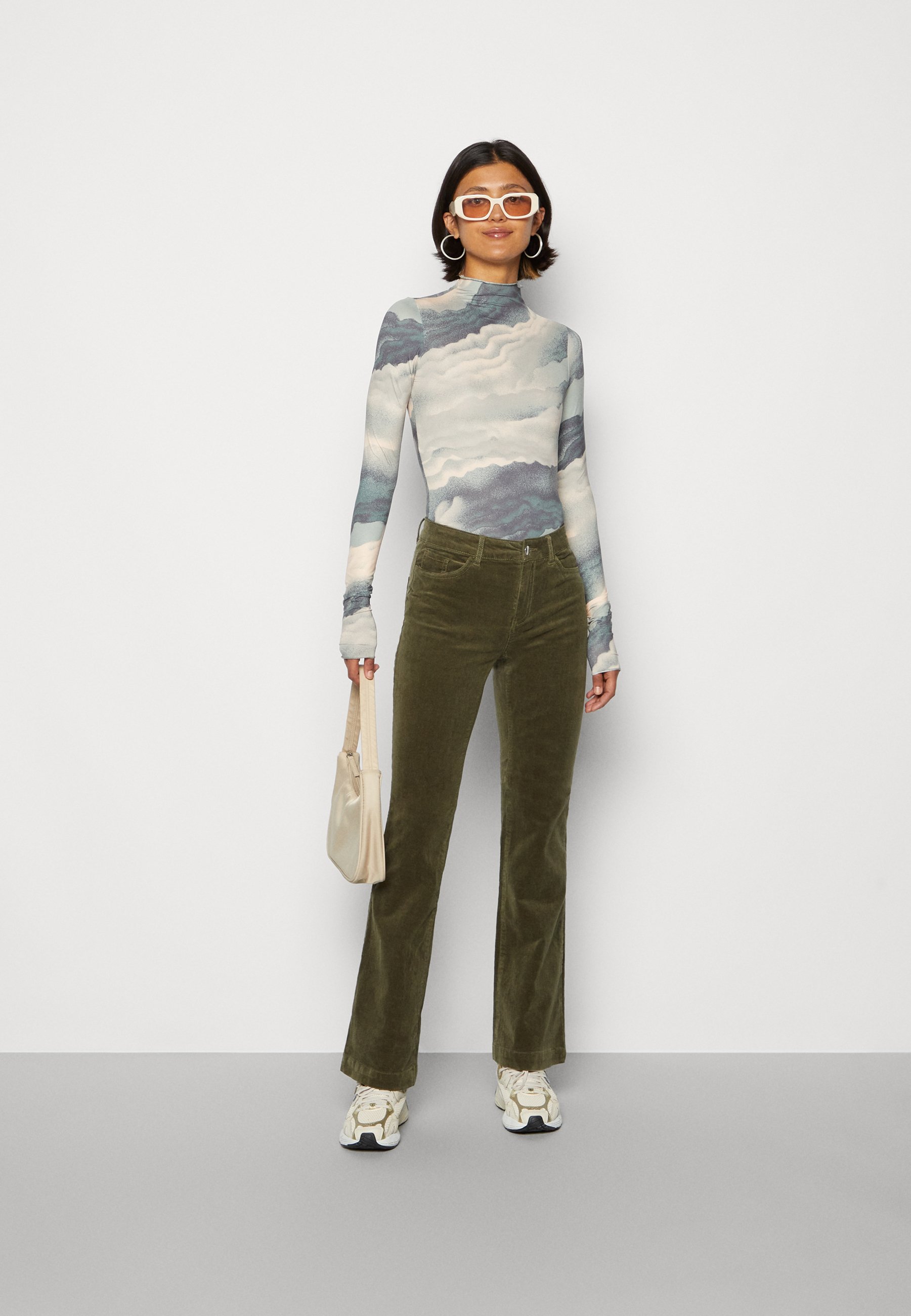Vero Moda VMPEACHY - Trousers - ivy green/khaki