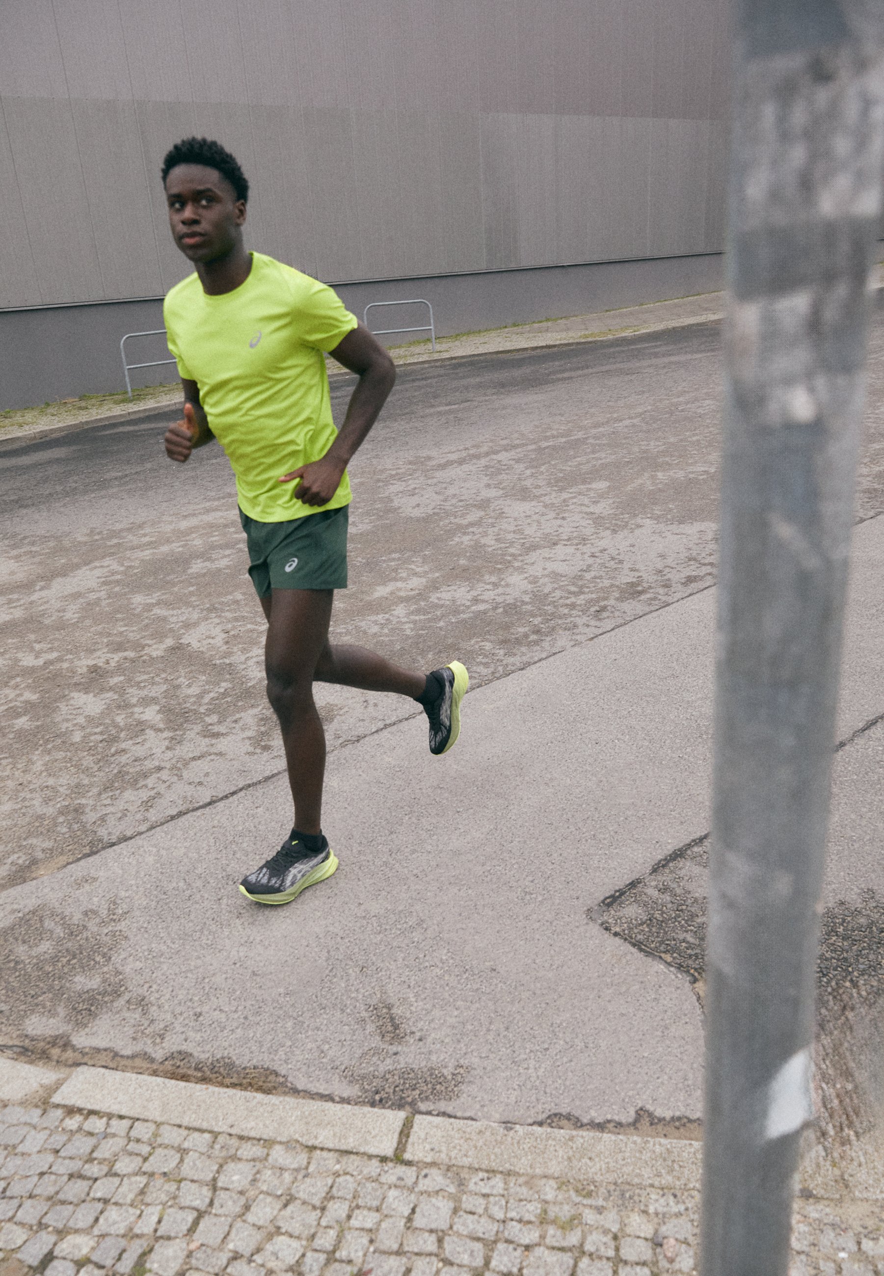 ASICS NOVABLAST 3 - Neutral running shoes - black/dried leaf green/black