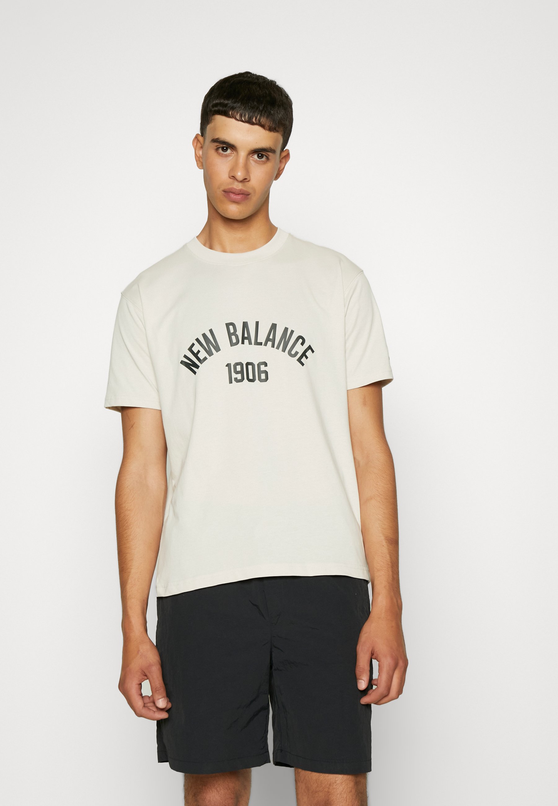 NB ESSENTIALS VARSITY  - Print T-shirt - moonbeam/mottled light grey