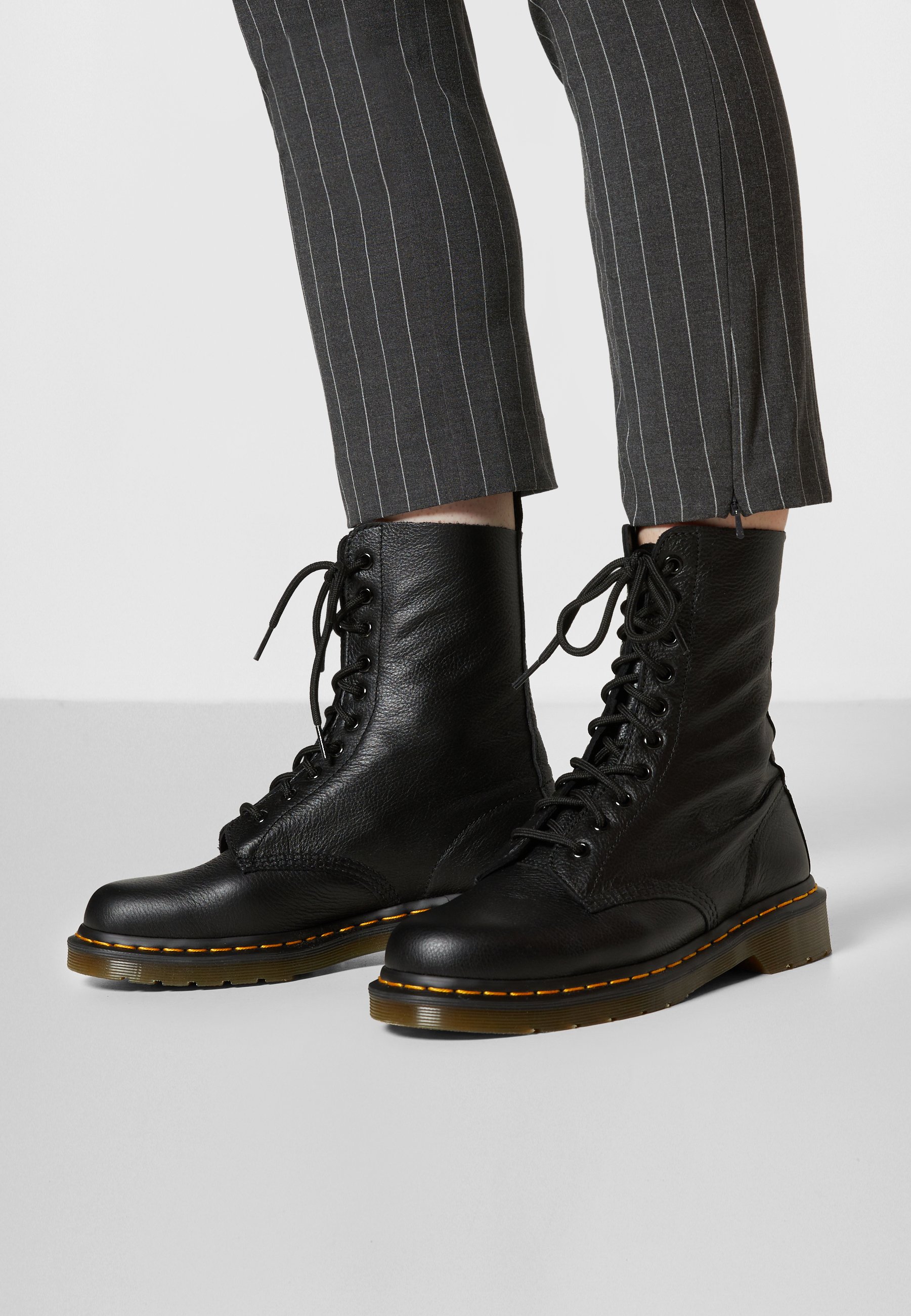 Dr. Martens 1490 10 EYE VIRGINIA - Lace-up ankle boots - black