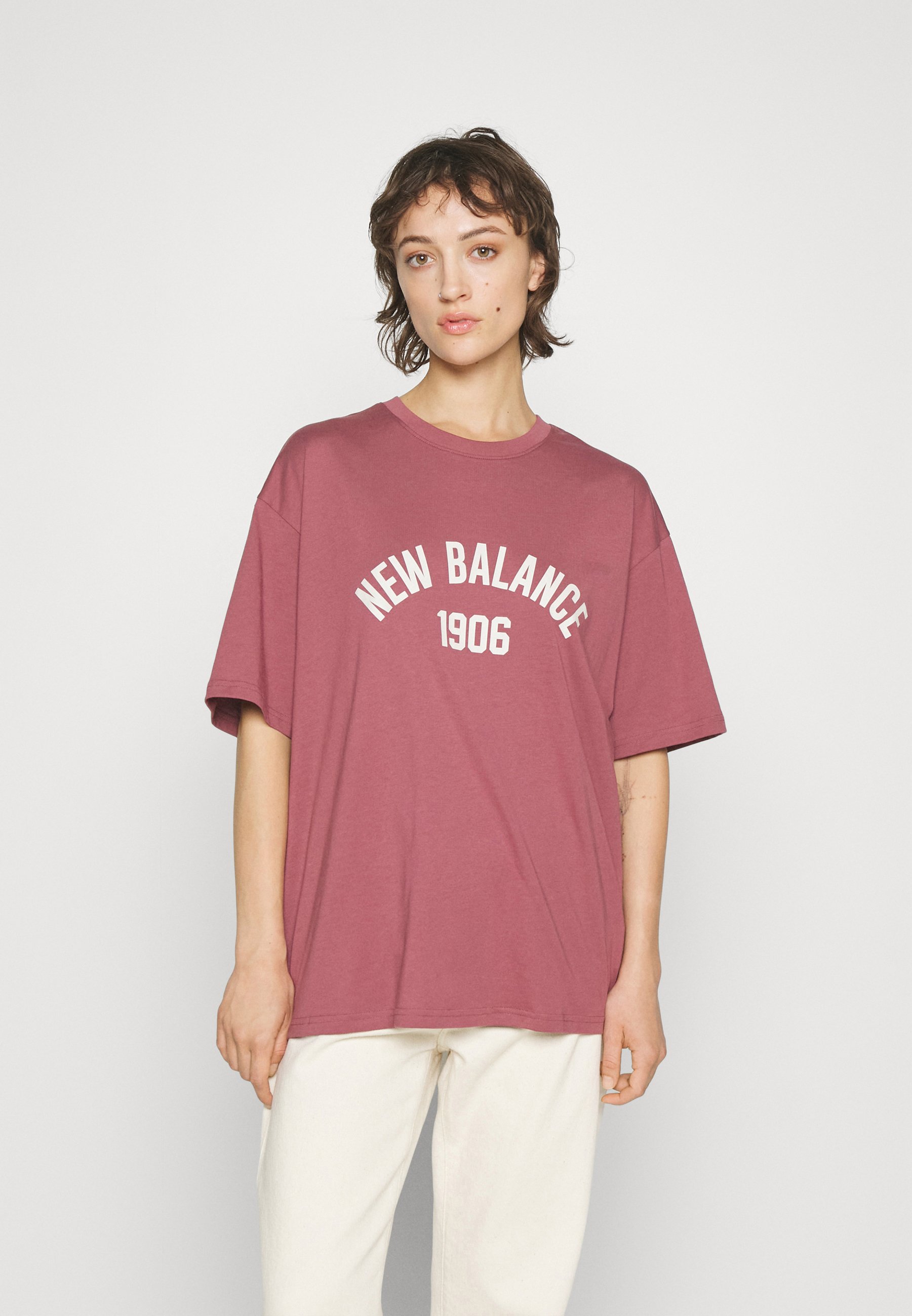 NB ESSENTIALS VARSITY OVERSIZED  - Print T-shirt - washed burgundy/dark red