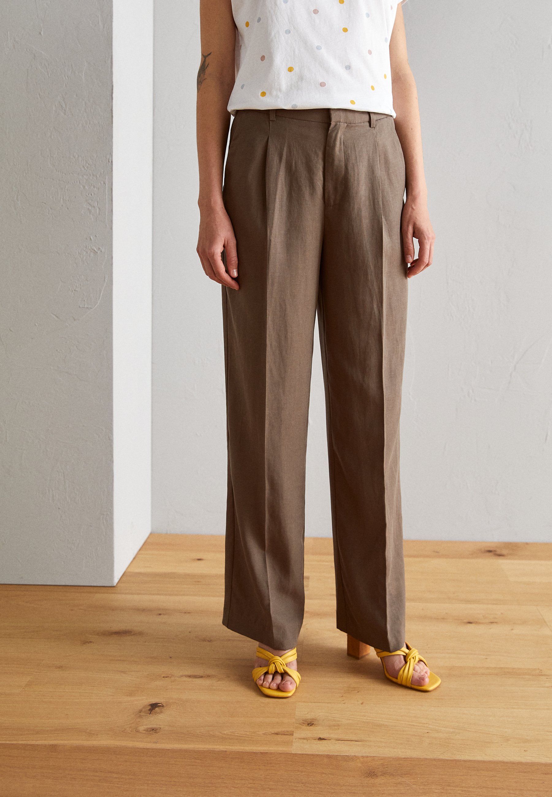 Scotch & Soda DRAPEY MID-RISE WIDE LEG PANT - Trousers - dark taupe/taupe