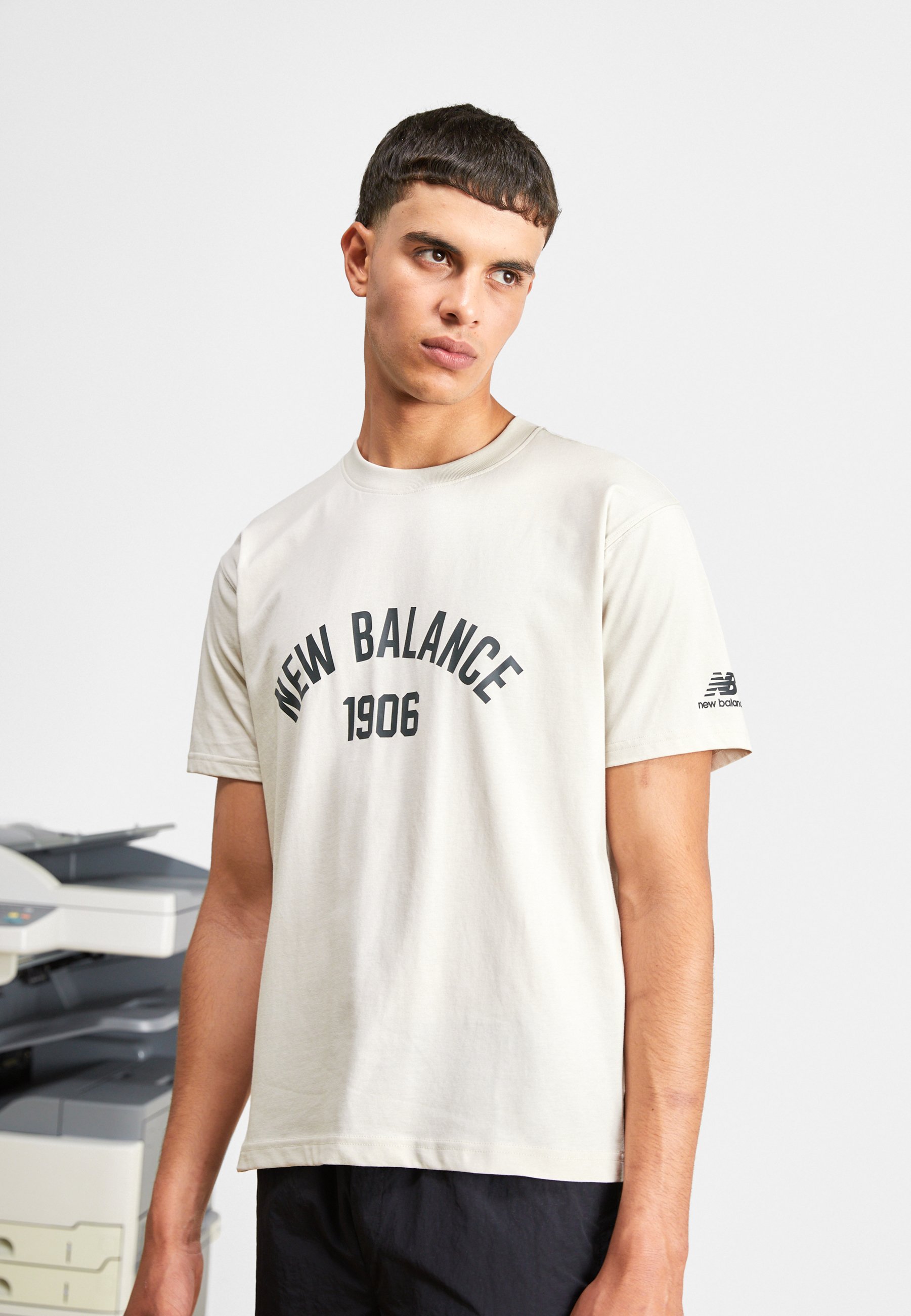 NB ESSENTIALS VARSITY  - Print T-shirt - moonbeam/mottled light grey