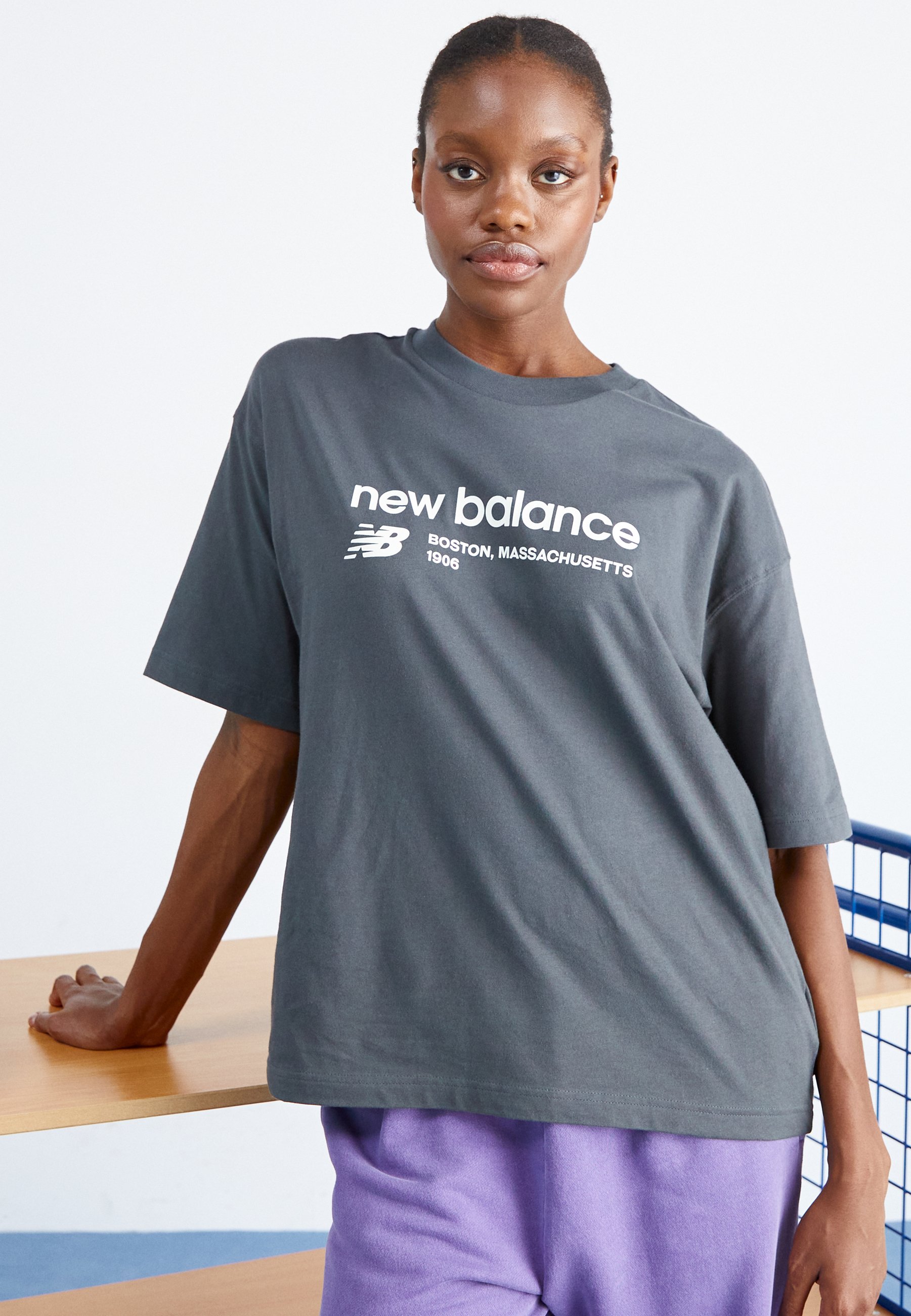 NB LINEAR HERITAGE OVERSIZED - Print T-shirt - blacktop/black