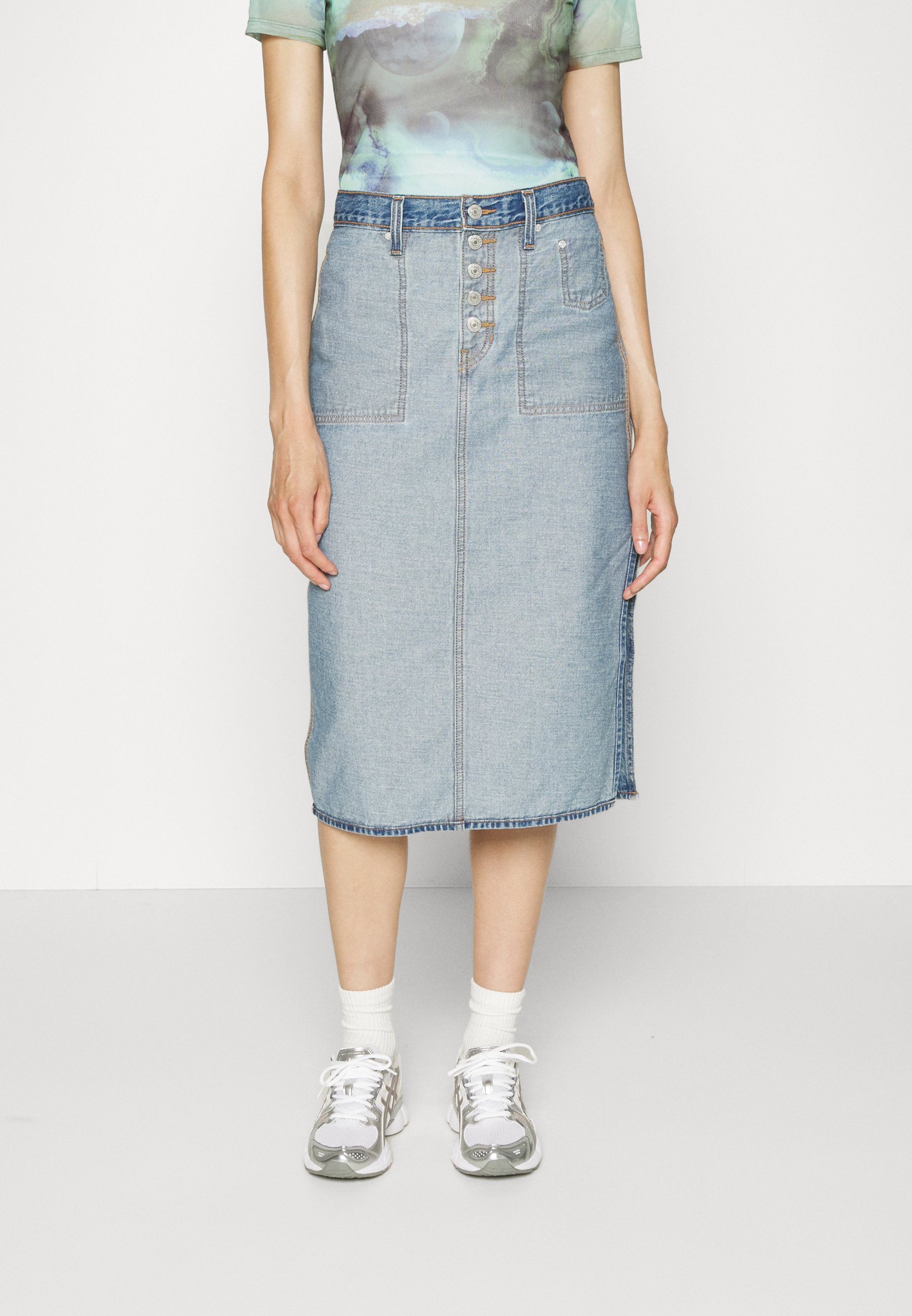 Levi's® REVERS SIDE SLIT - Denim skirt - soft as butter mid/light-blue denim