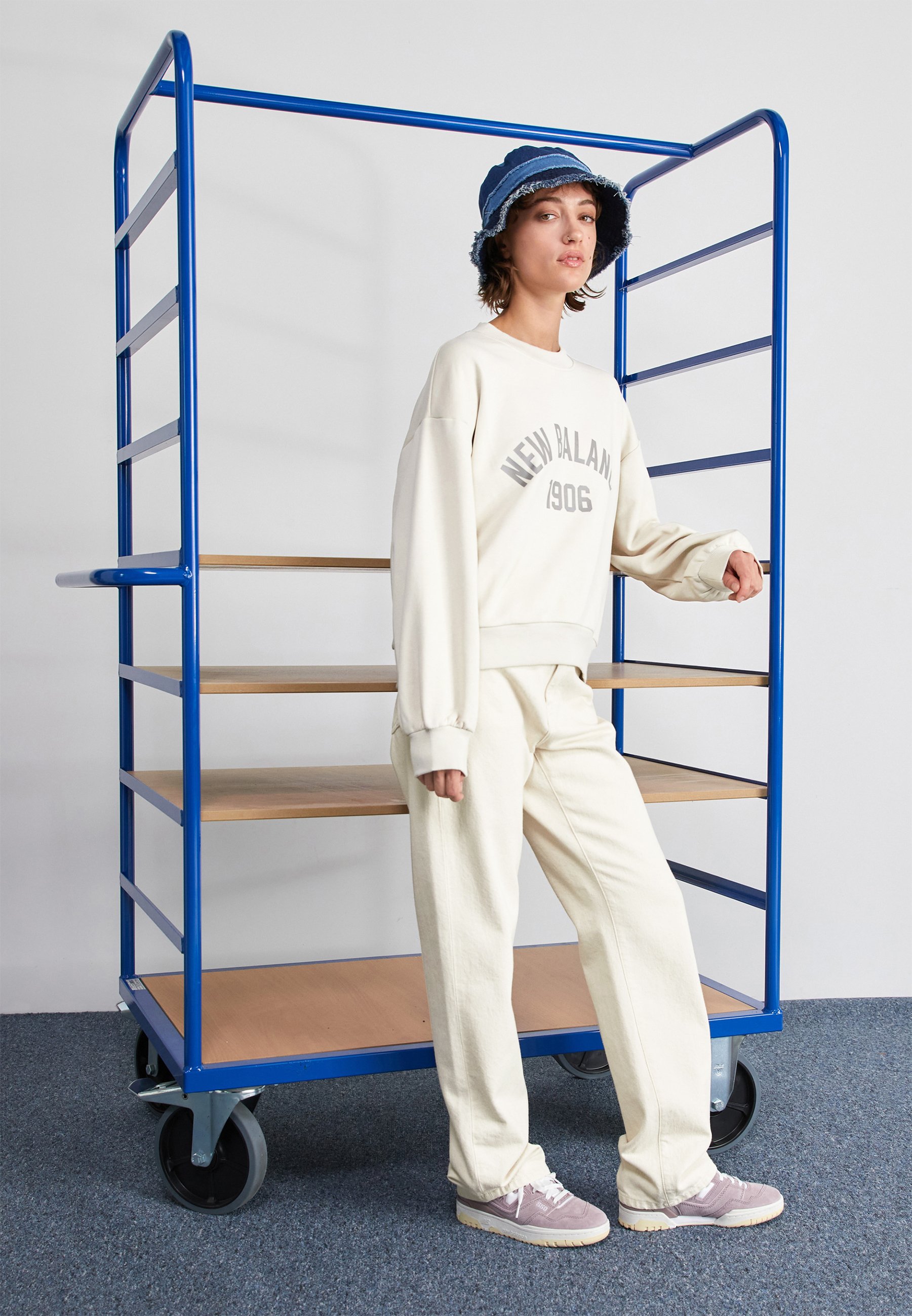 NB ESSENTIALS VARSITY  CREW - Sweatshirt - moonbeam/light grey