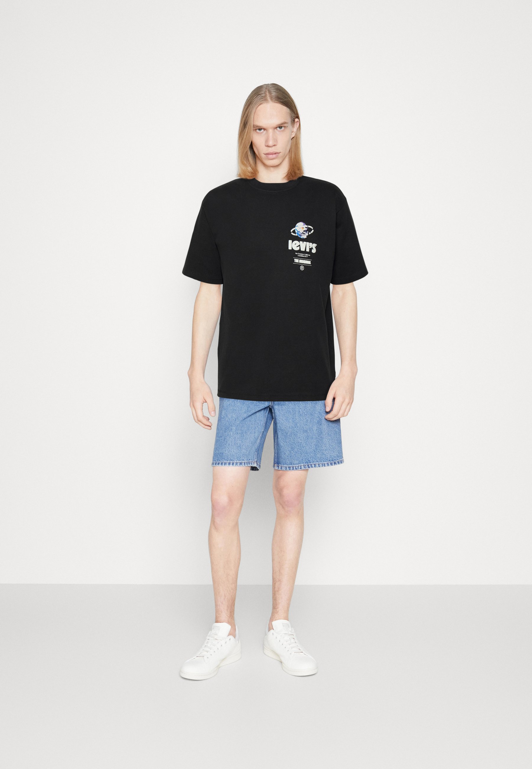 Levi's® VINTAGE FIT GRAPHIC TEE - Print T-shirt - world wide caviar/black