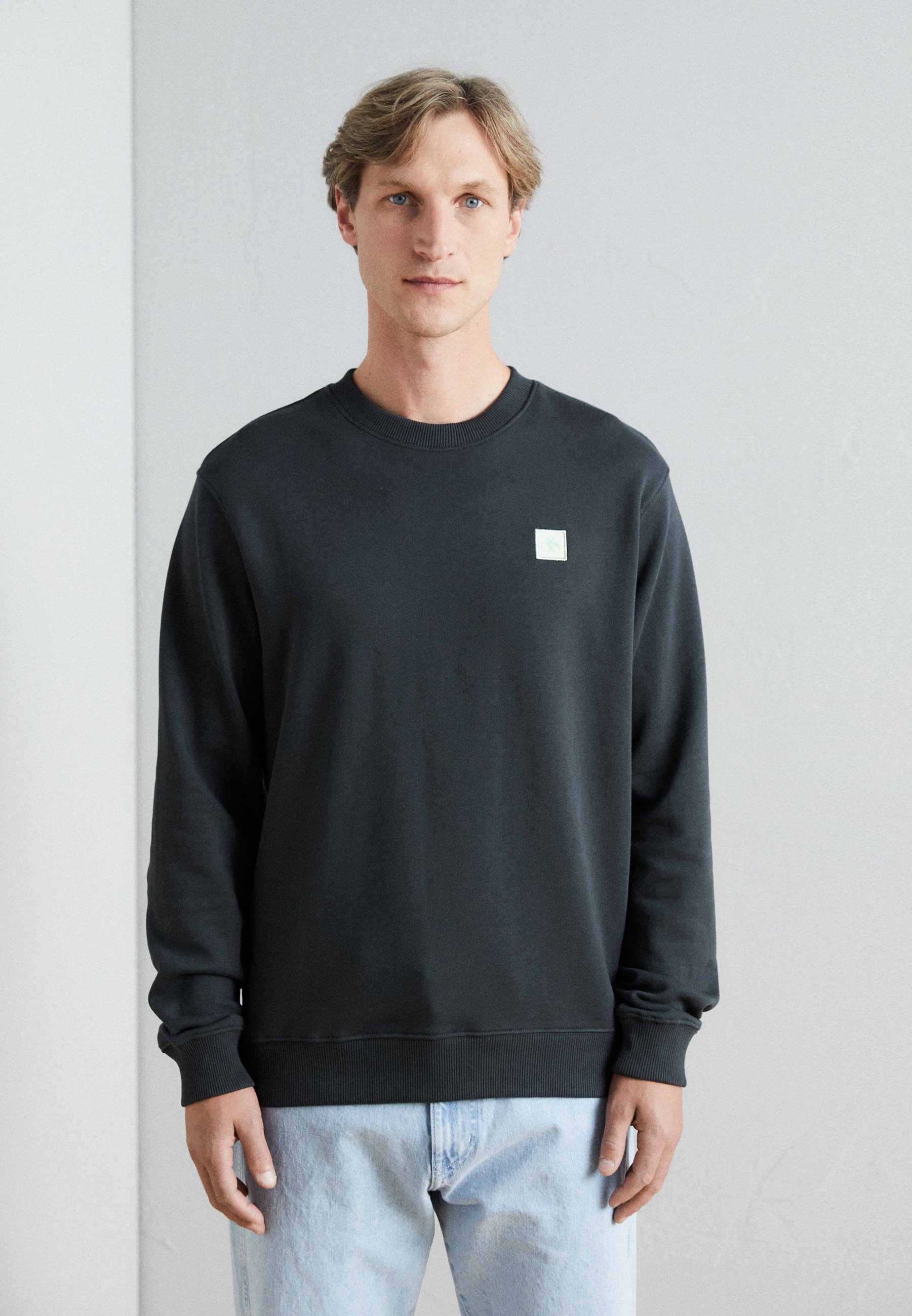 Scotch & Soda ESSENTIALS LOGO BADGE CREW NECK - Sweatshirt - vinyl/anthracite