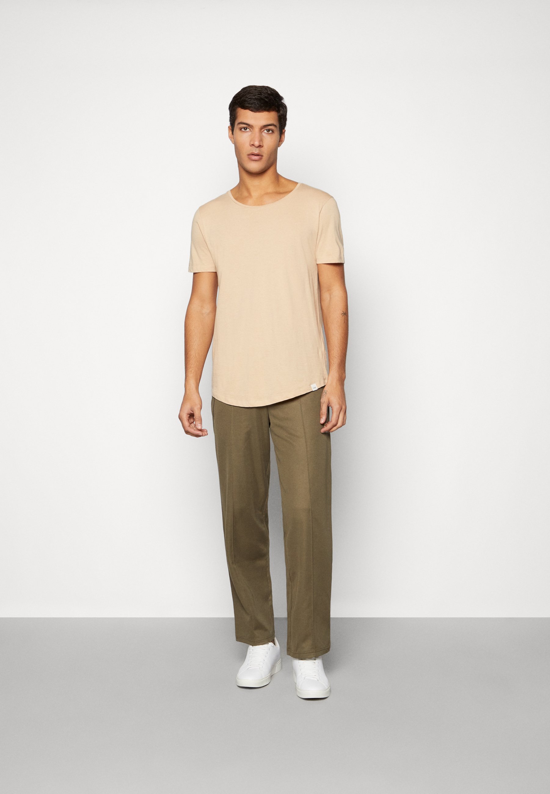 NB UNISSENTIALS TRACK PANT UNISEX - Tracksuit bottoms - dark camo/olive
