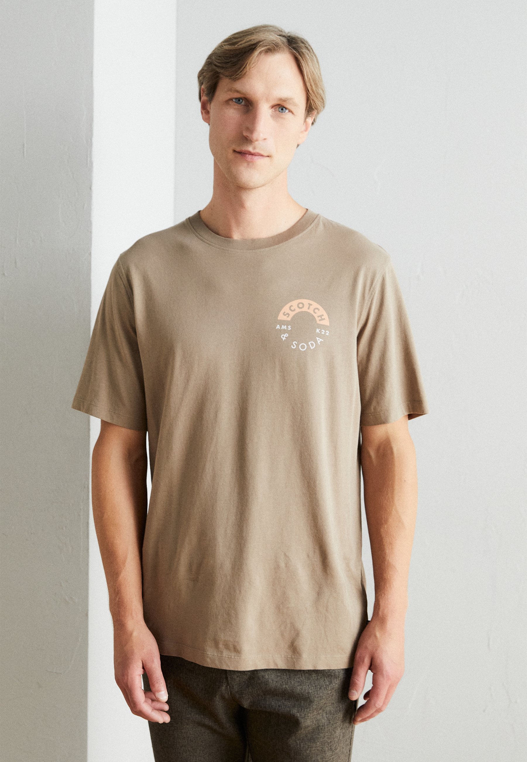 Scotch & Soda LOGO CHEST PRINTED CREWNECK TEE - Print T-shirt - caribou/light brown