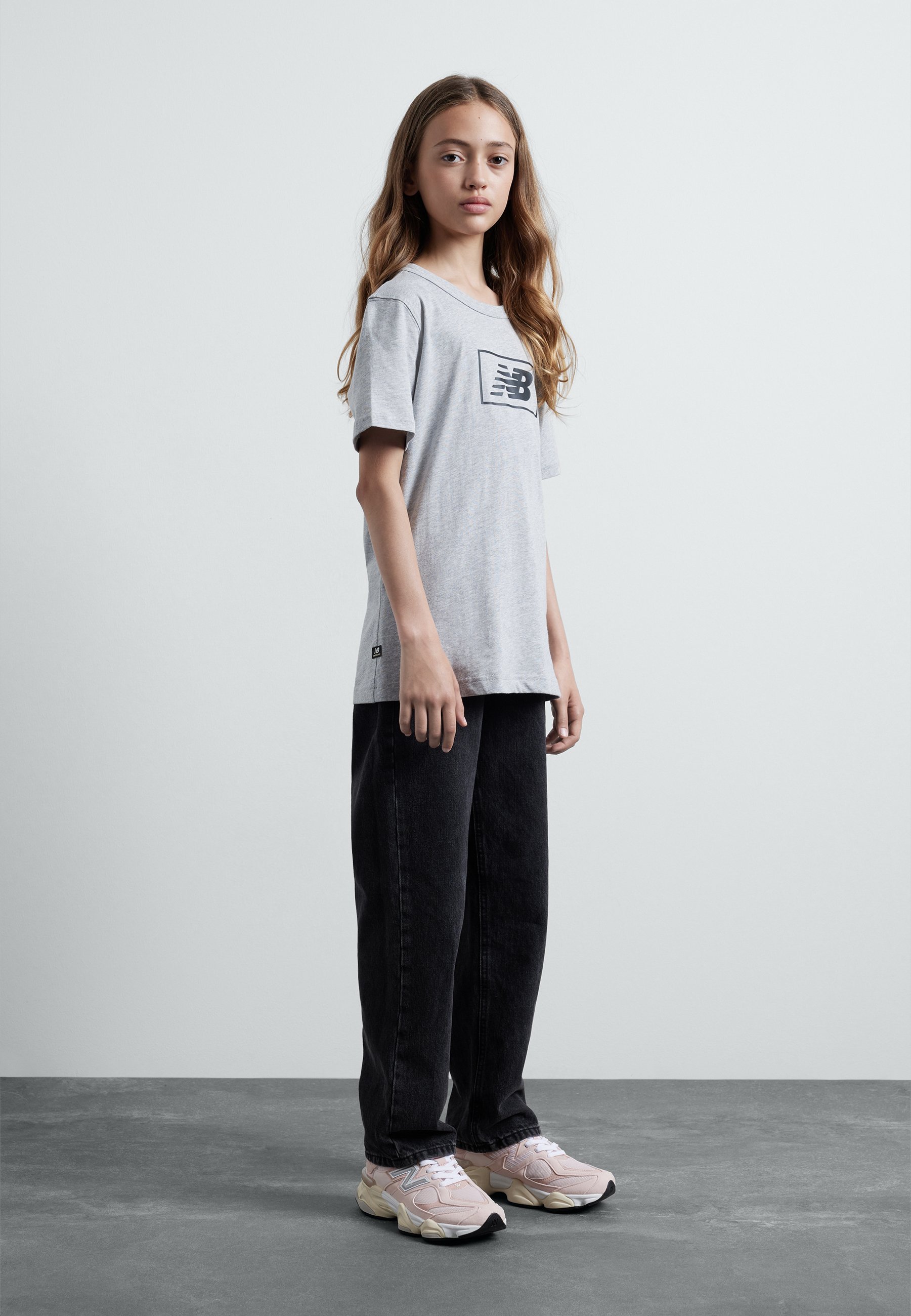NB ESSENTIALS LOGO UNISEX - Print T-shirt - athletic grey/grey
