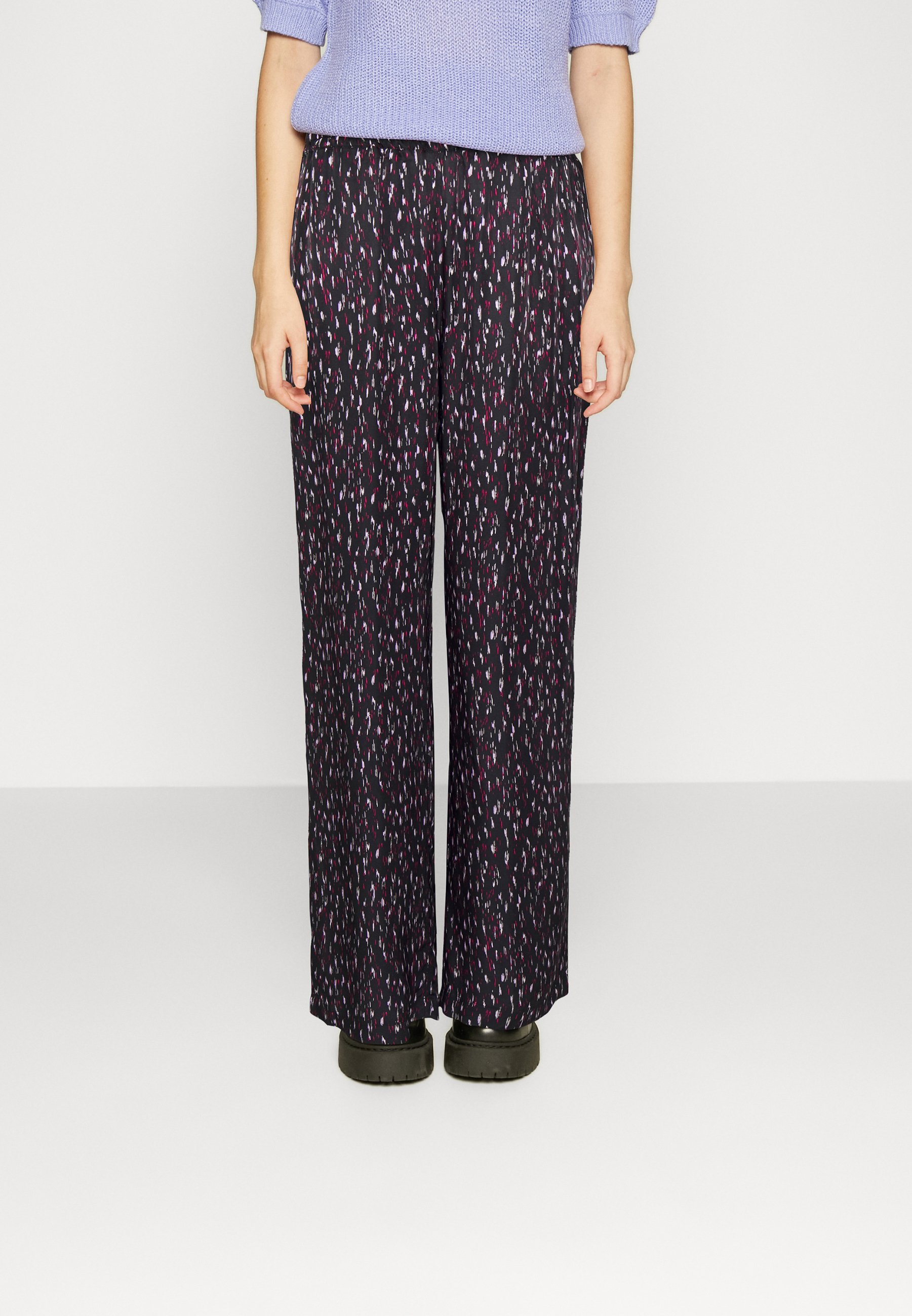 Scotch & Soda GIA MID RISE WIDE LEG PRINTED TROUSERS - Trousers - black