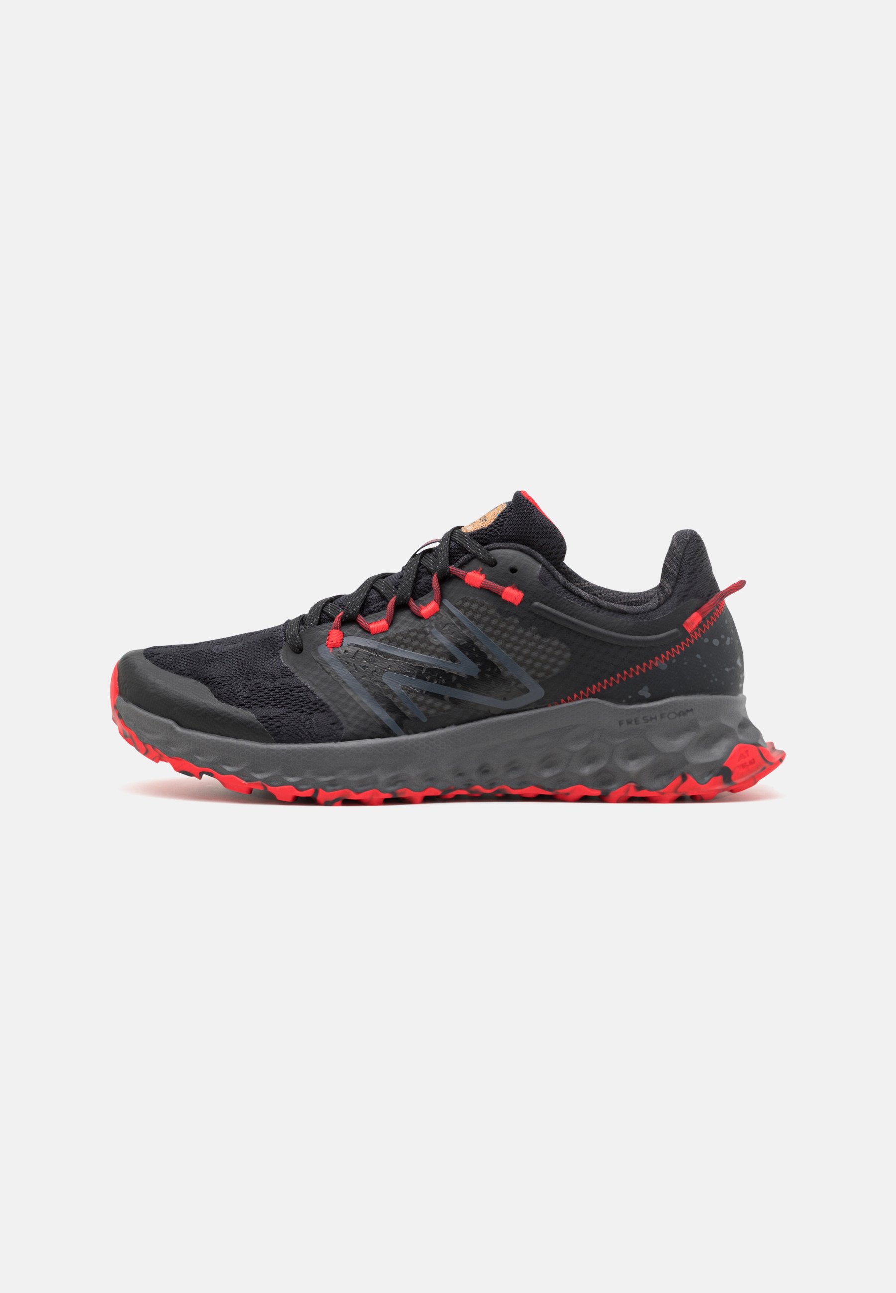 NB FRESH FOAM GAROE V1 - Trail running shoes - black/red/black