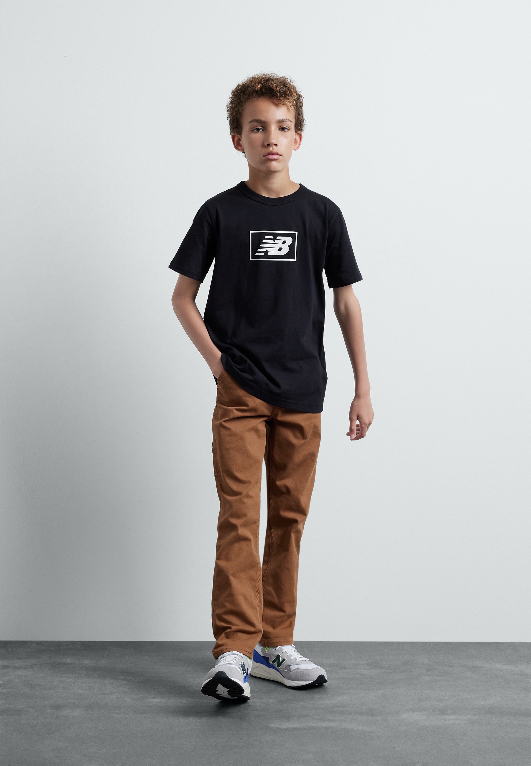 NB ESSENTIALS LOGO UNISEX - Print T-shirt - black/black