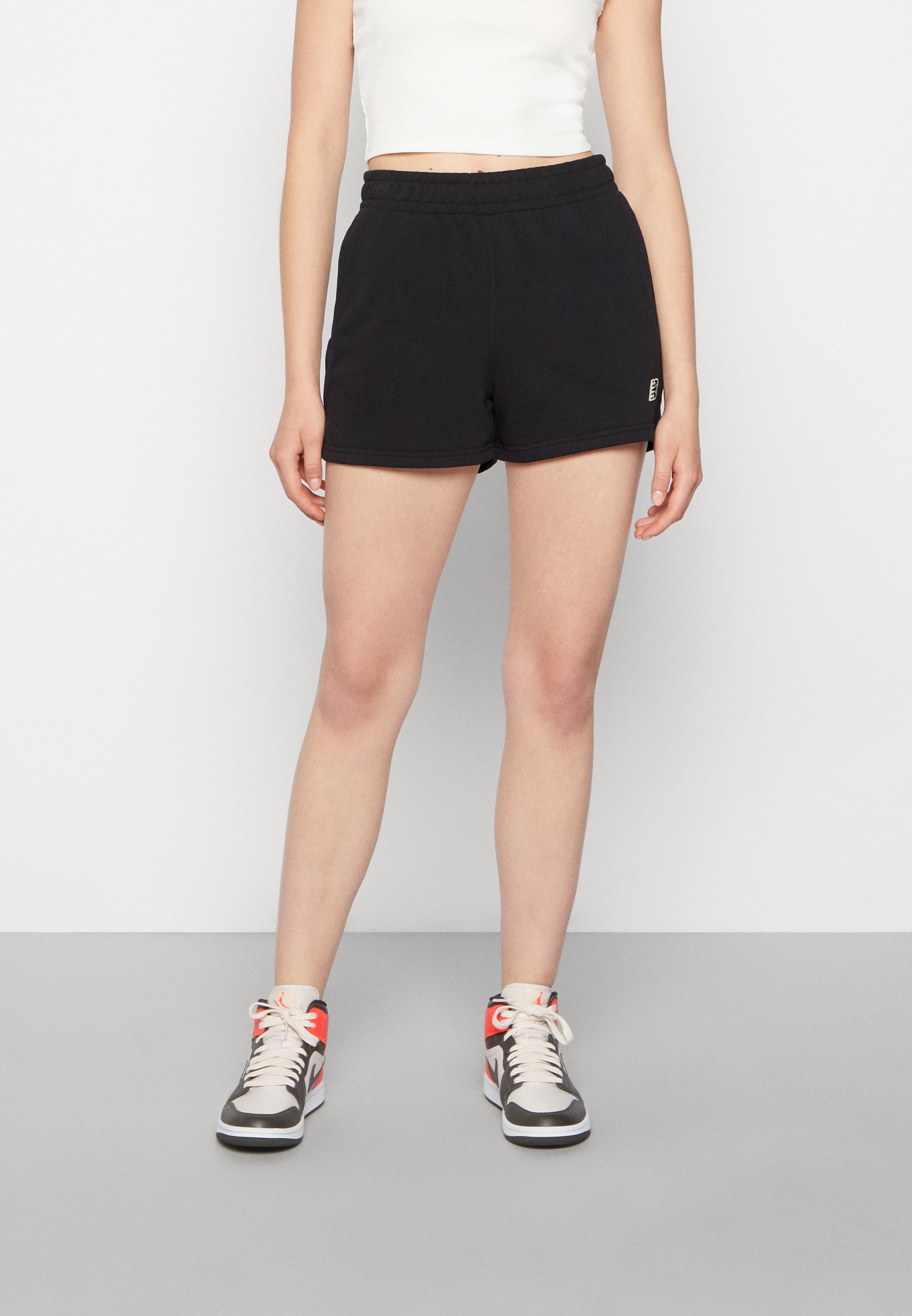 NB ESSENTIALS - Shorts - black