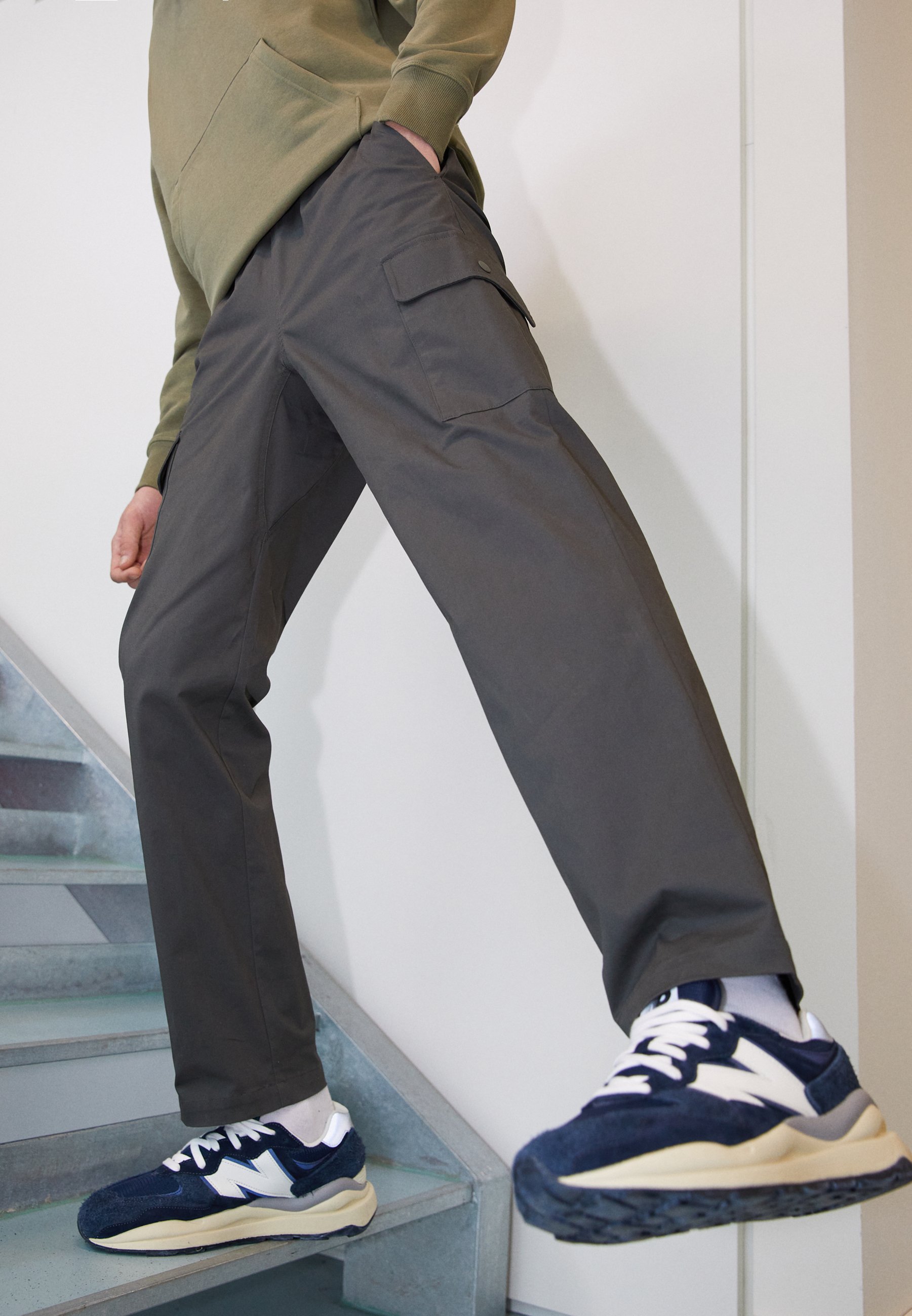 NB NB ATHLETICS - Cargo trousers - grey/dark green