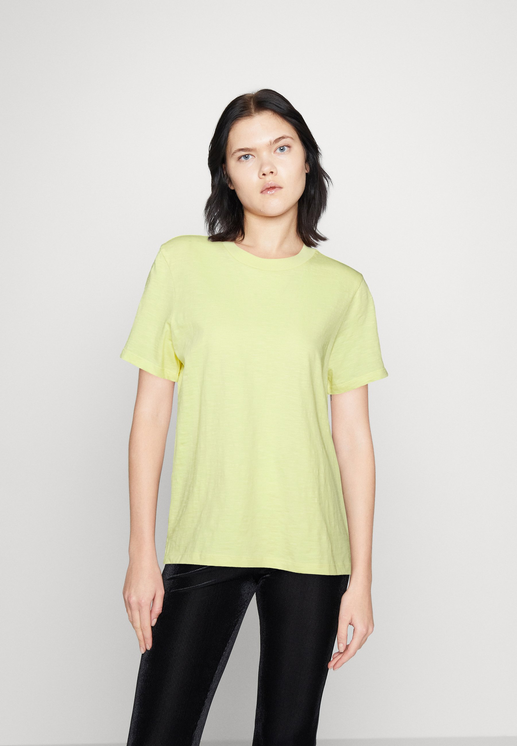 Scotch & Soda REGULAR FIT WITH SPLITTED HEM - Basic T-shirt - popcorn/light yellow