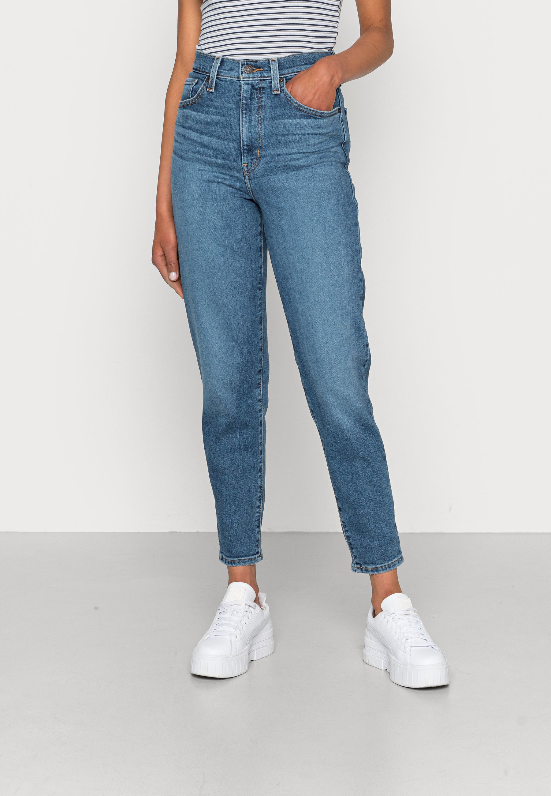 Levi's® HIGH WAISTED MOM - Jeans Tapered Fit - z0642 medium indigo/stone blue denim