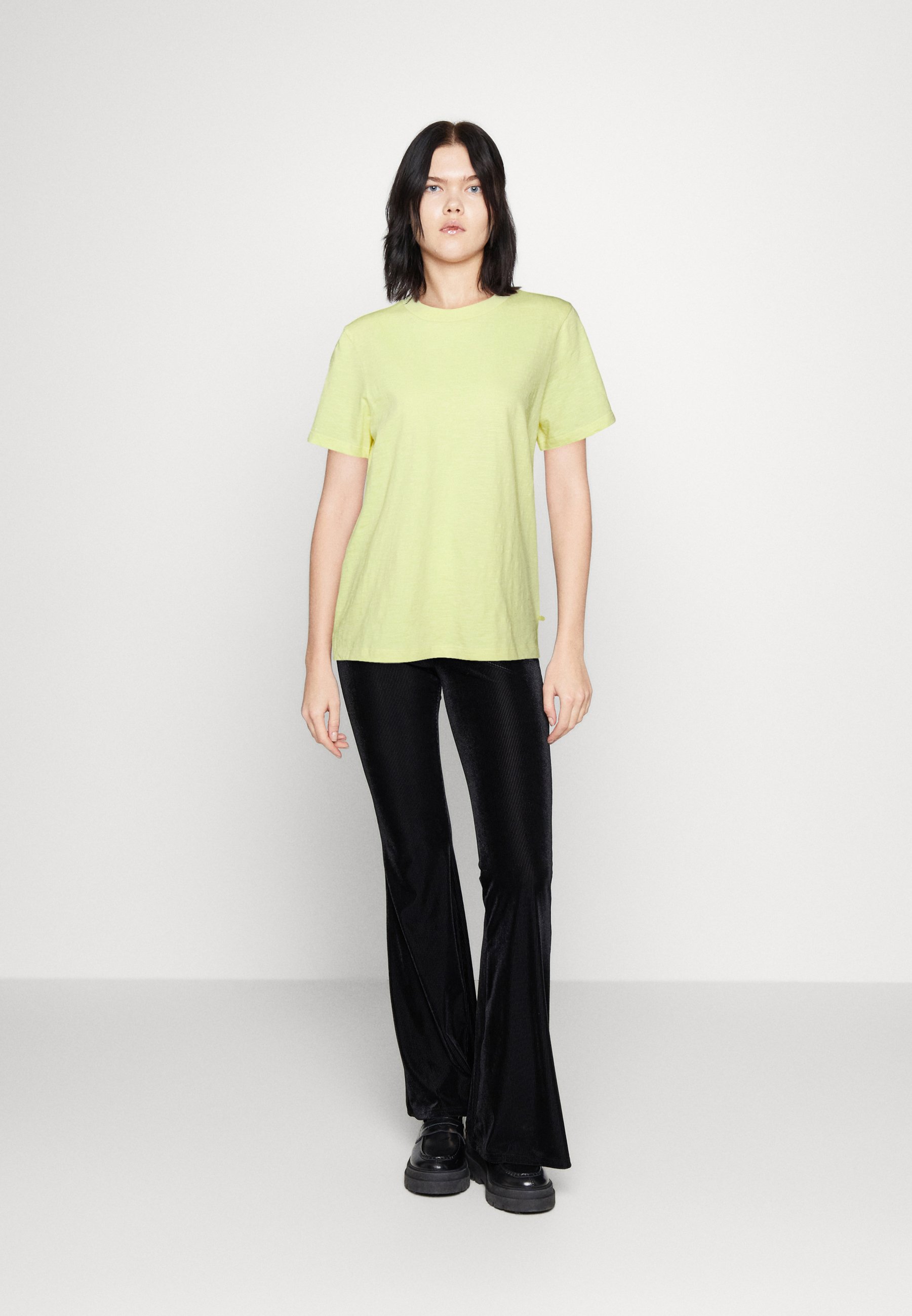Scotch & Soda REGULAR FIT WITH SPLITTED HEM - Basic T-shirt - popcorn/light yellow