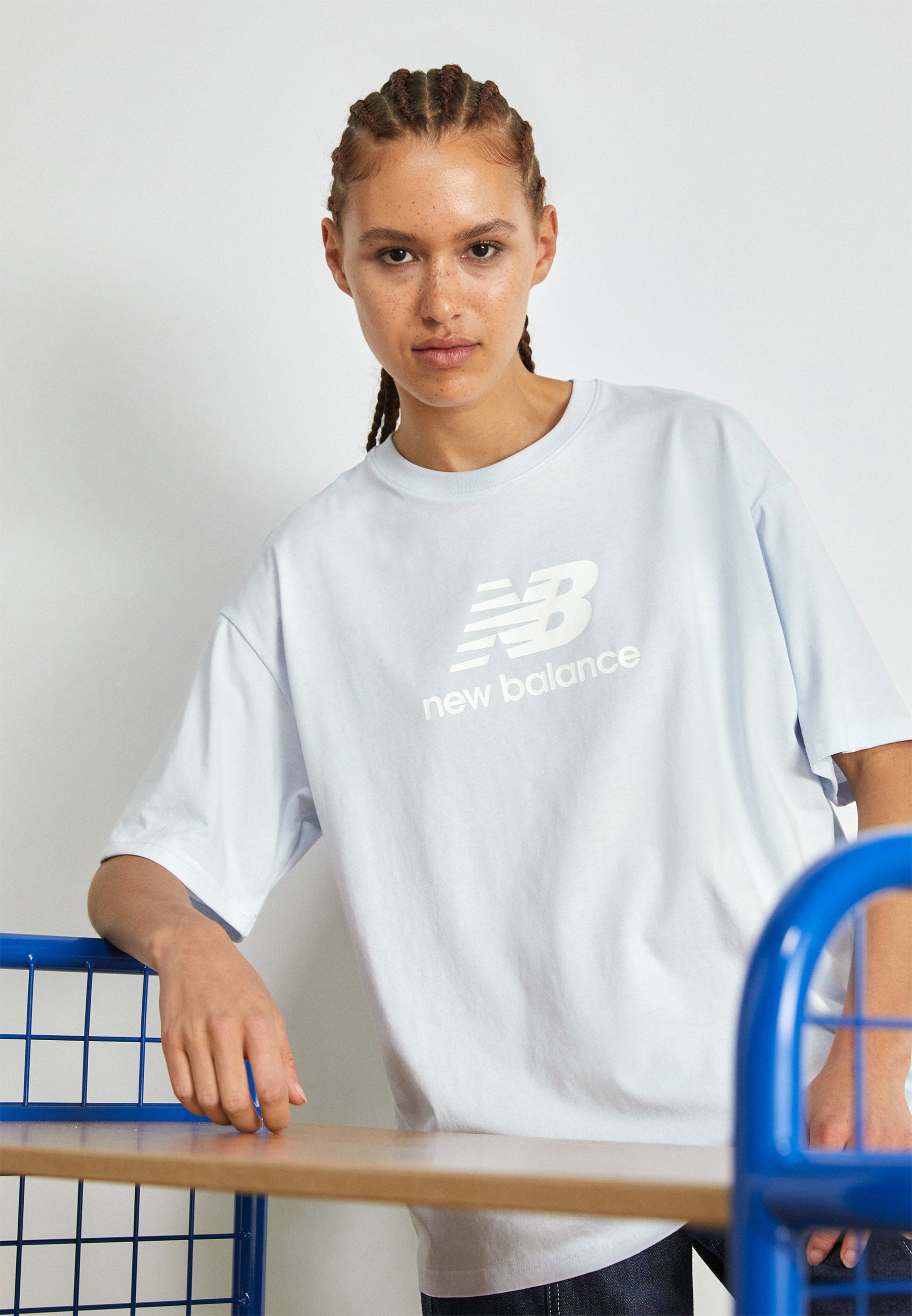 NB ESSENTIALS STACKED LOGO OVERSIZED - Print T-shirt - ice blue/light blue
