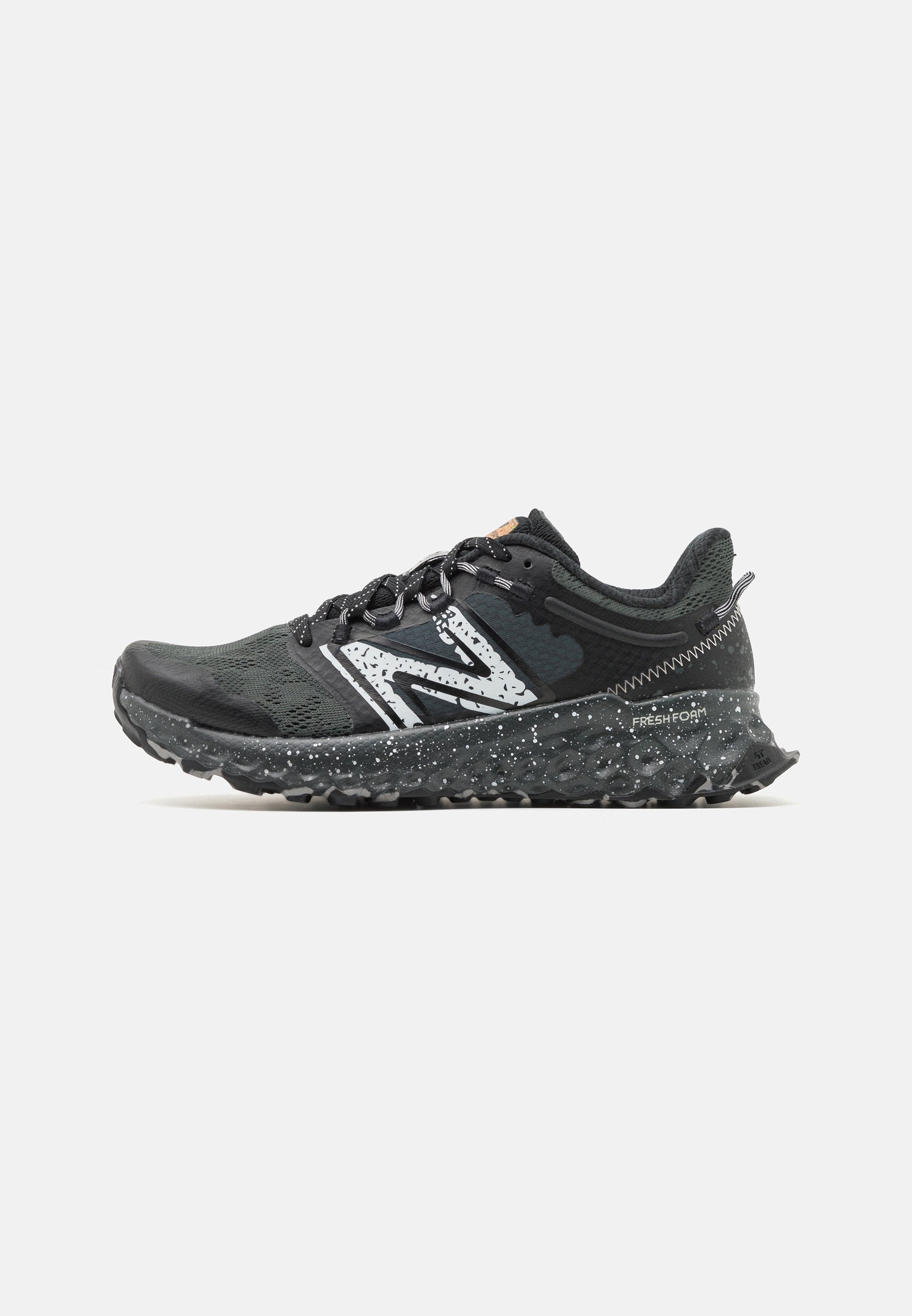 NB FRESH FOAM GAROE  - Trail running shoes - black/black