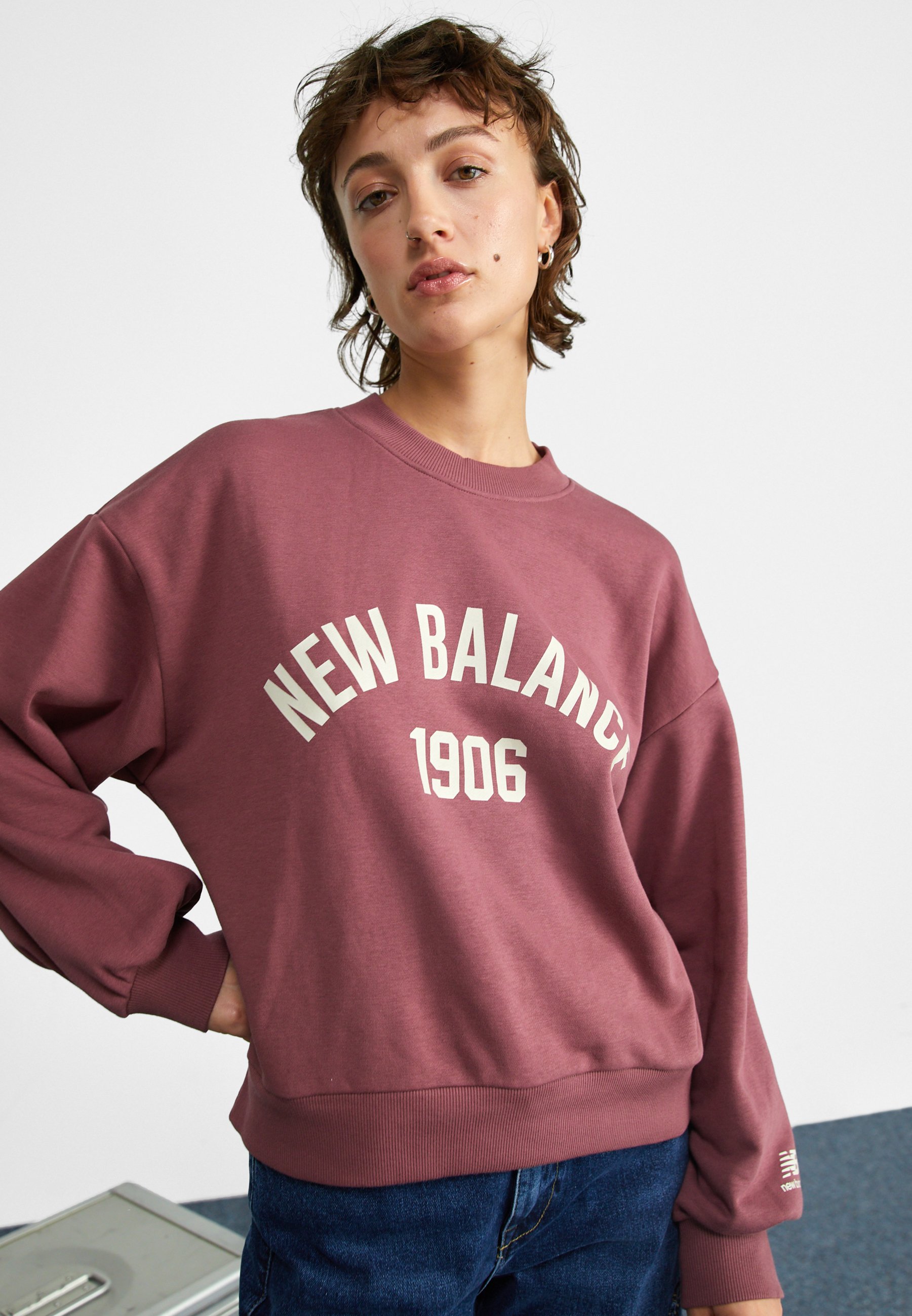 NB ESSENTIALS VARSITY  CREW - Sweatshirt - washed burgundy/dark red