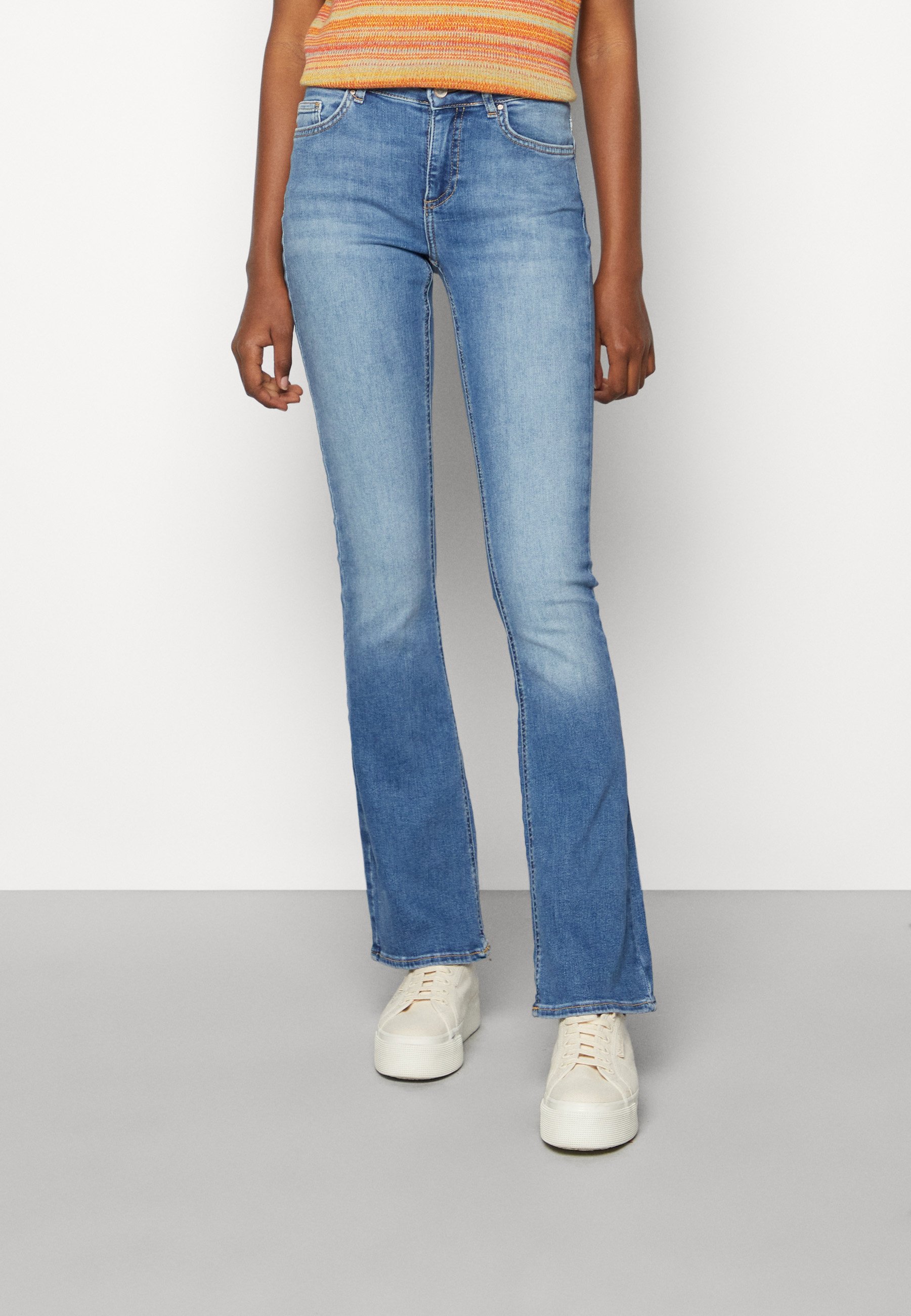 ONLY ONLBLUSH LIFE MID FLARED  - Flared Jeans - light blue denim/light-blue denim