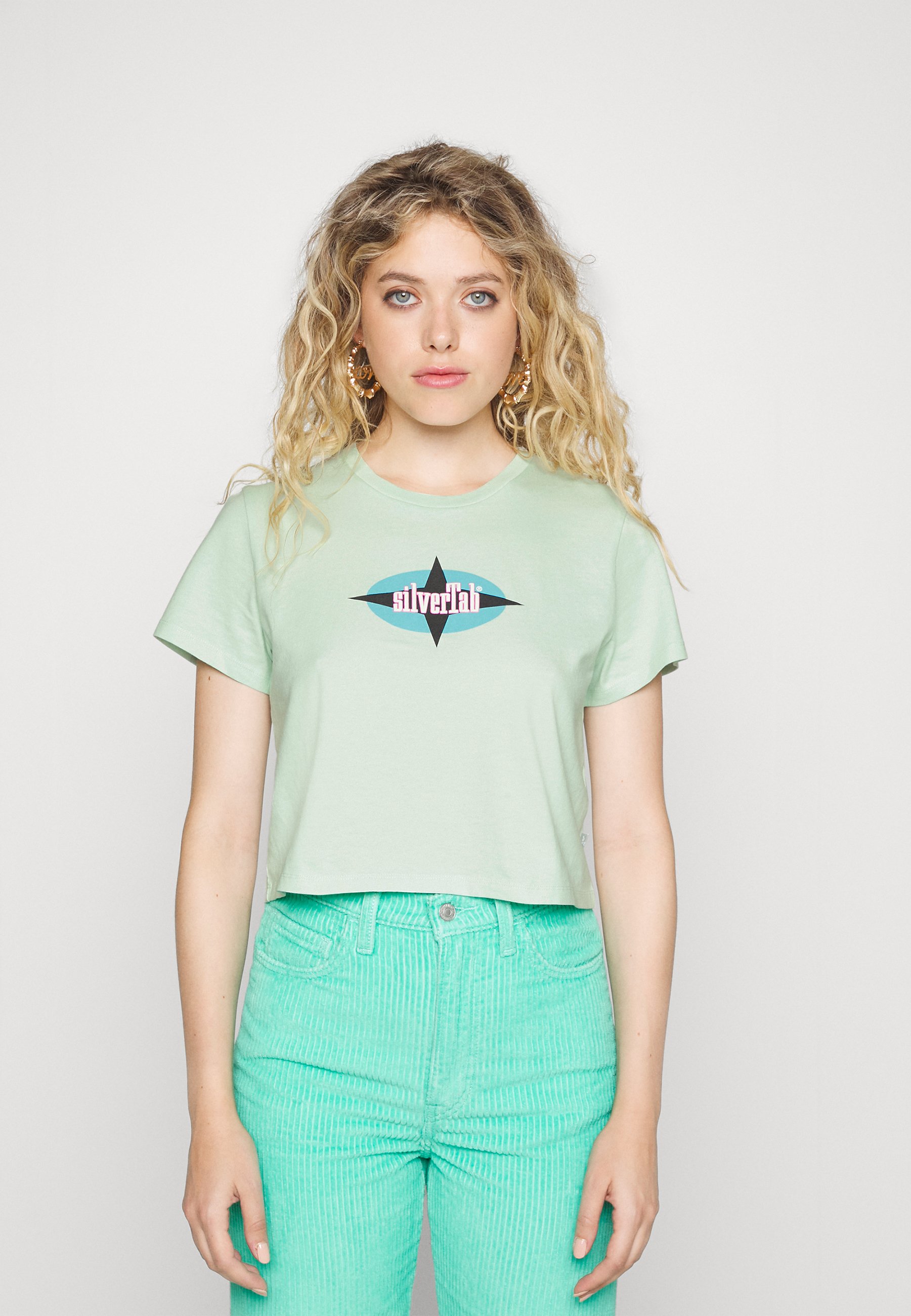 Levi's® CROPPED JORDIE TEE - Print T-shirt - dusty aqua/blue